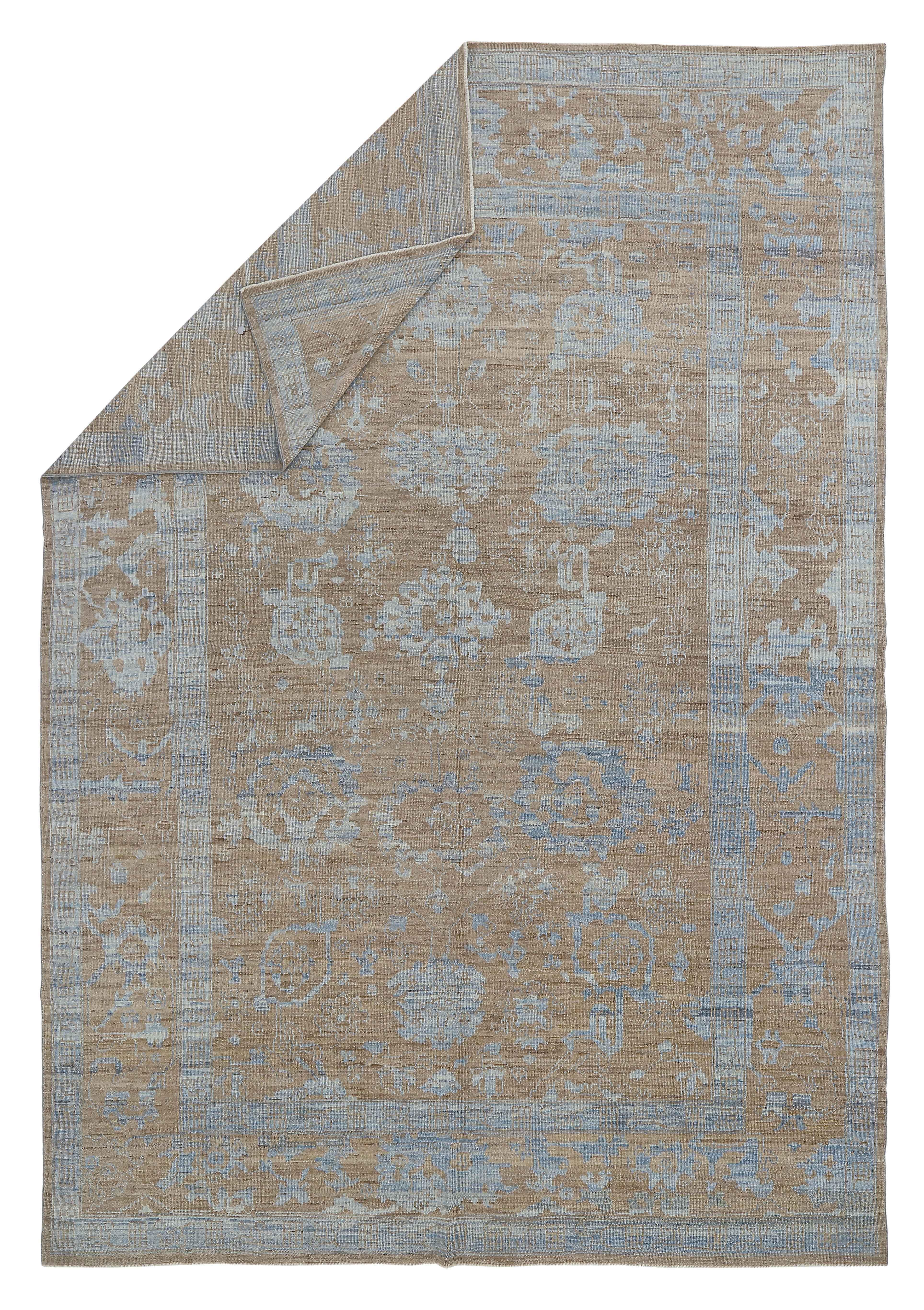 Türkischer Oushak-Teppich mit elfenbeinfarbenen und blauen Blumendetails auf braunem Feld im Zustand „Hervorragend“ im Angebot in Dallas, TX
