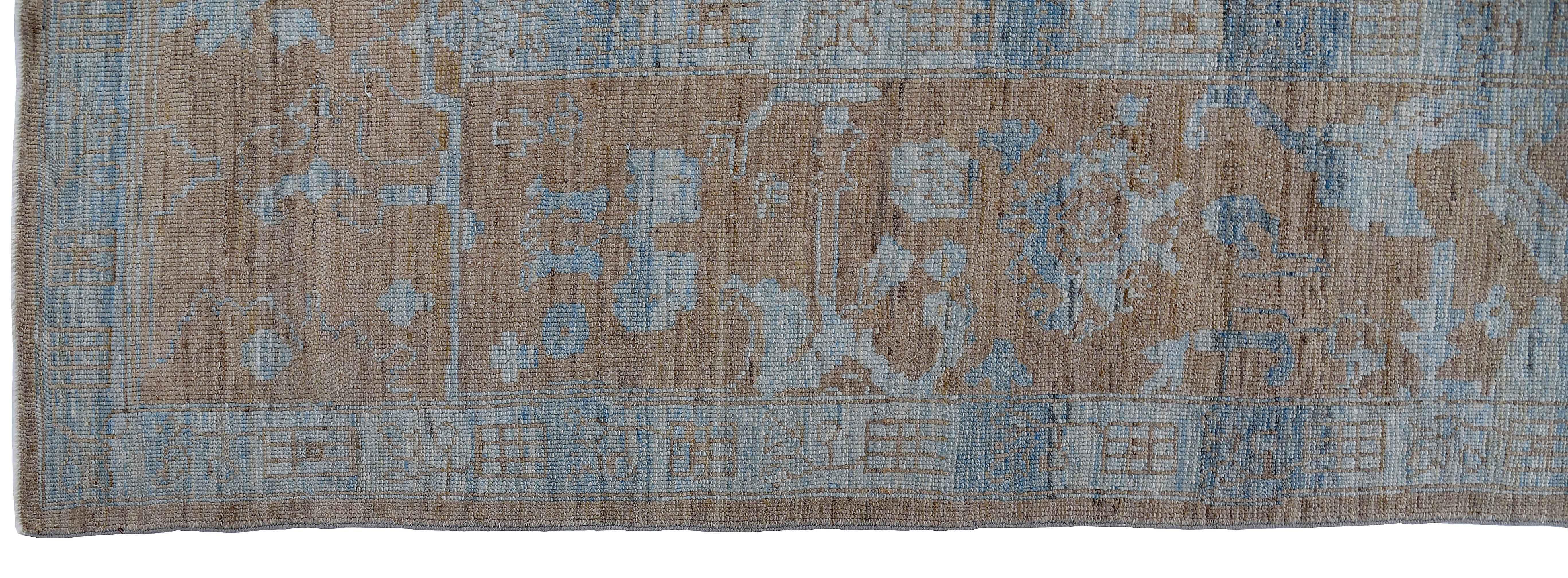 Türkischer Oushak-Teppich mit elfenbeinfarbenen und blauen Blumendetails auf braunem Feld (20. Jahrhundert) im Angebot