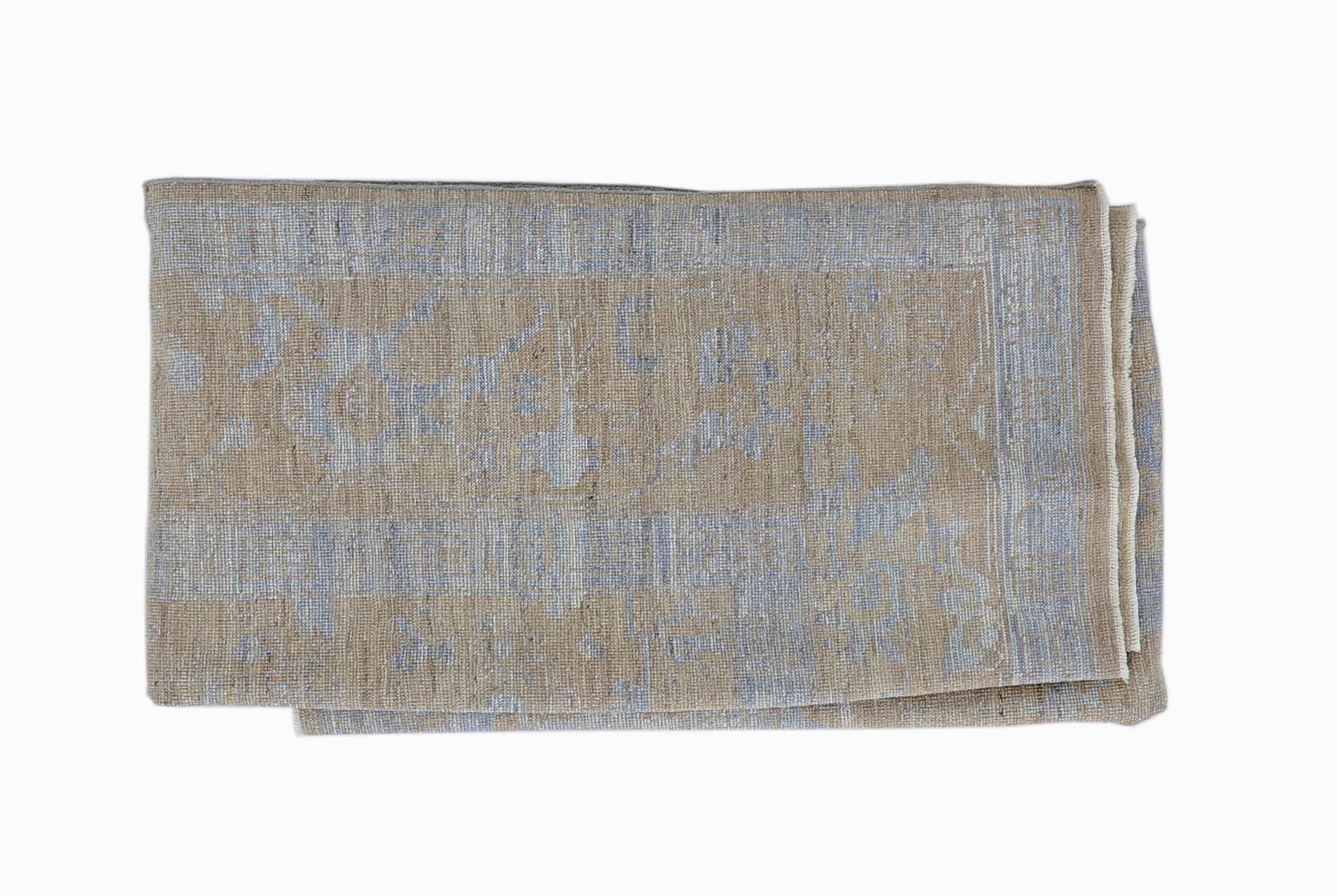 Türkischer Oushak-Teppich mit elfenbeinfarbenen und blauen Blumendetails auf braunem Feld im Angebot 1