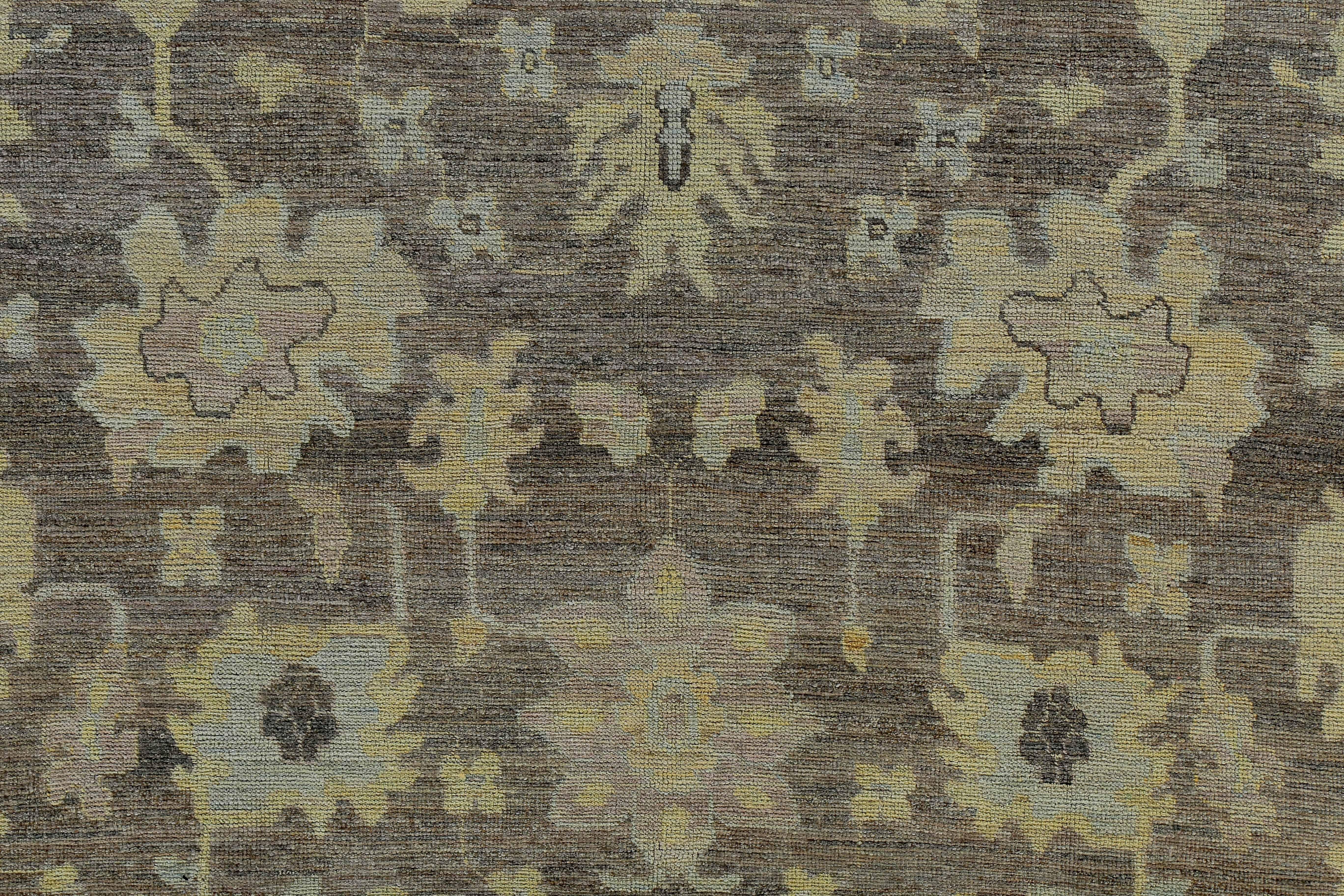 Nueva alfombra turca Oushak con detalles florales marfil y azul sobre fondo marrón Lana en venta
