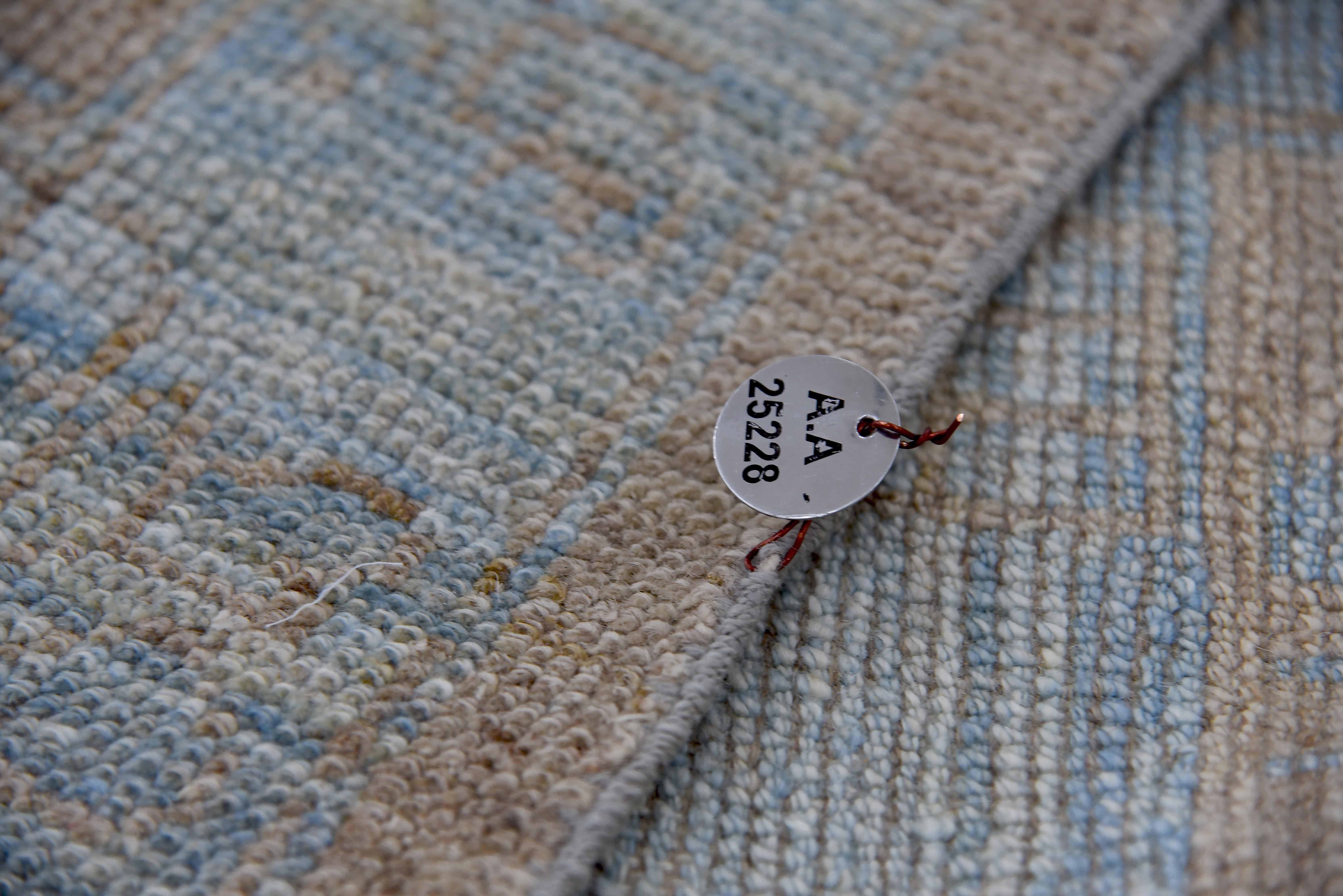Türkischer Oushak-Teppich mit elfenbeinfarbenen und blauen Blumendetails auf braunem Feld im Angebot 3