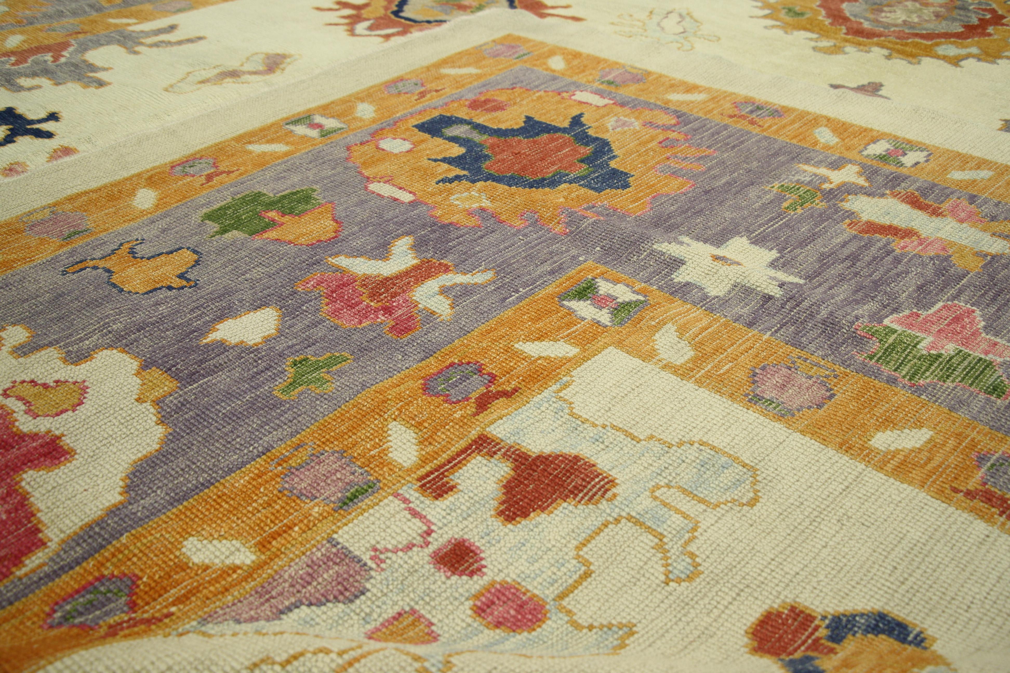 52379, neuer türkischer Oushak-Teppich mit Pariser Stil und großflächigem geometrischem Muster. Dieser handgeknüpfte Teppich aus türkischer Oushak-Wolle im Pariser Stil ist elegant und verspielt und eignet sich ideal für fast jedes modebewusste