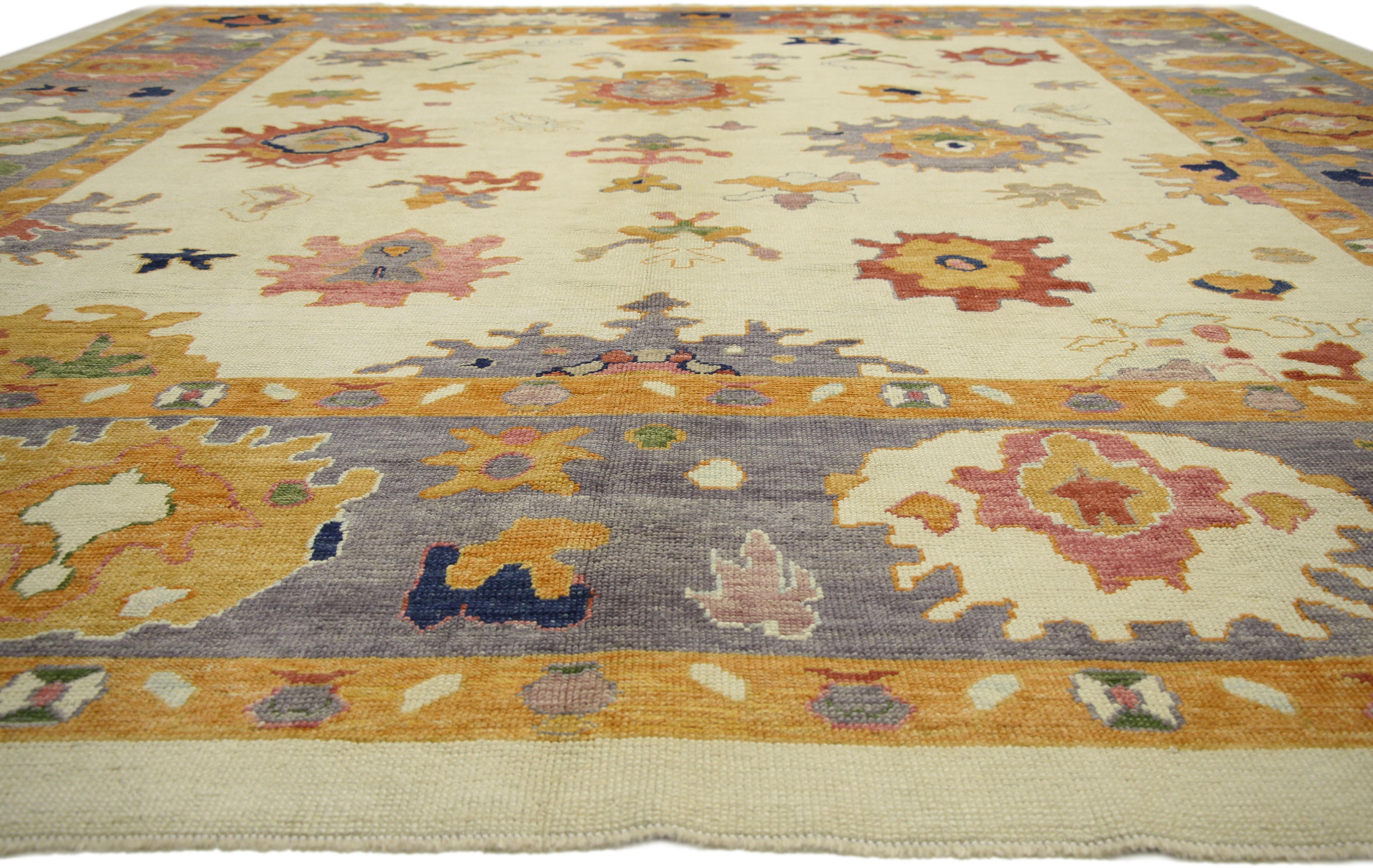 XXIe siècle et contemporain Nouveau tapis turc Oushak avec un style parisien et un motif géométrique à grande échelle en vente