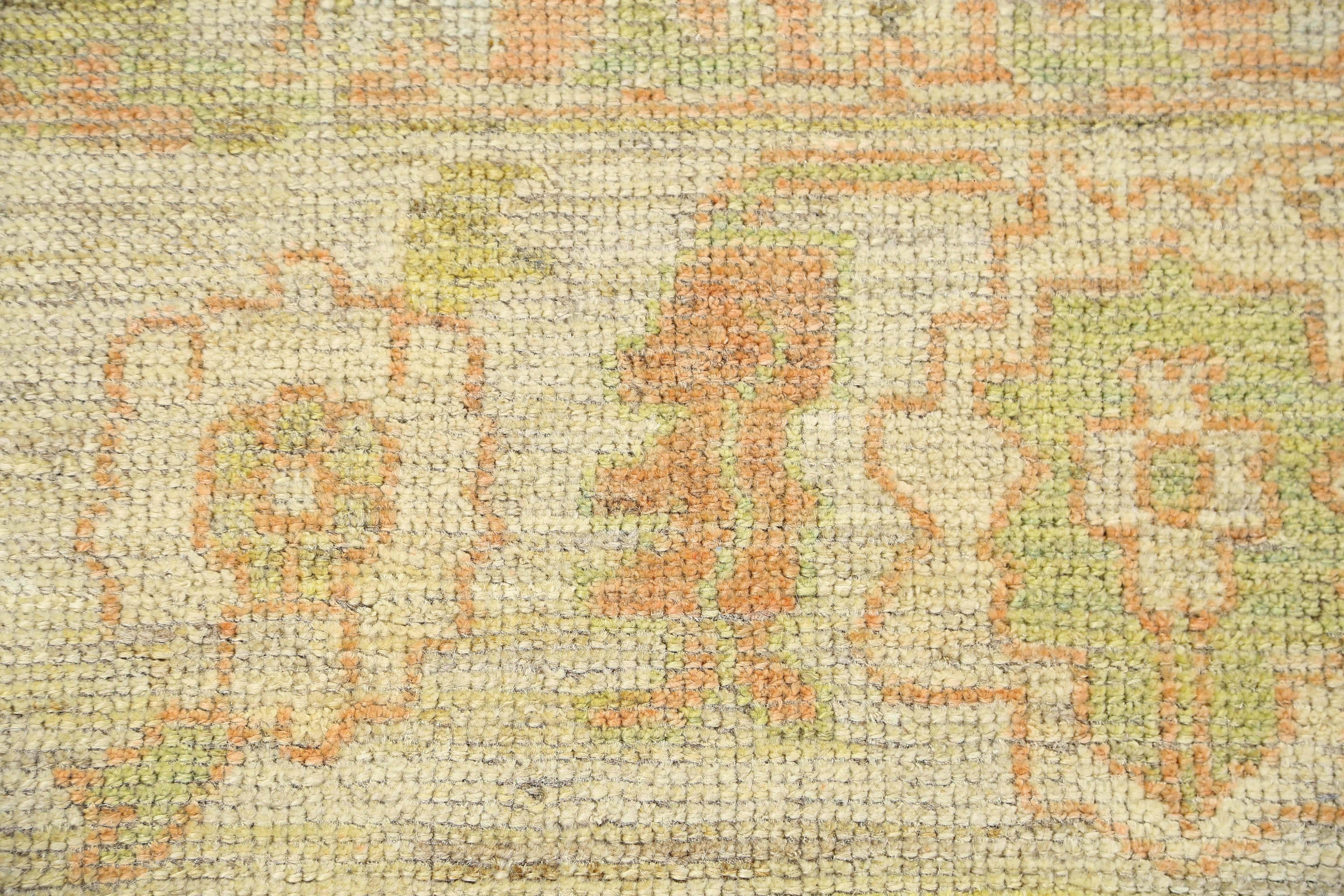 Der türkische Teppich im Oushak-Stil ist eine wunderbare Ergänzung für Ihr Zuhause. Mit den Maßen 8'9'' x 9'9'' hat dieser Teppich die perfekte Größe, um jeden Raum mit seiner fesselnden Schönheit zu verschönern. Der Teppich zeichnet sich durch eine