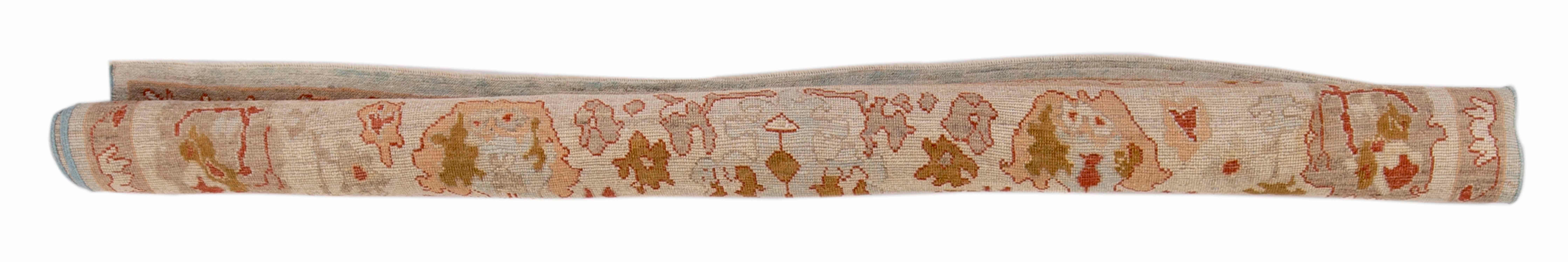 Neuer türkischer Oushak-Teppich mit roten & braunen Blumendetails auf blauem & elfenbeinfarbenem Feld (Handgewebt) im Angebot