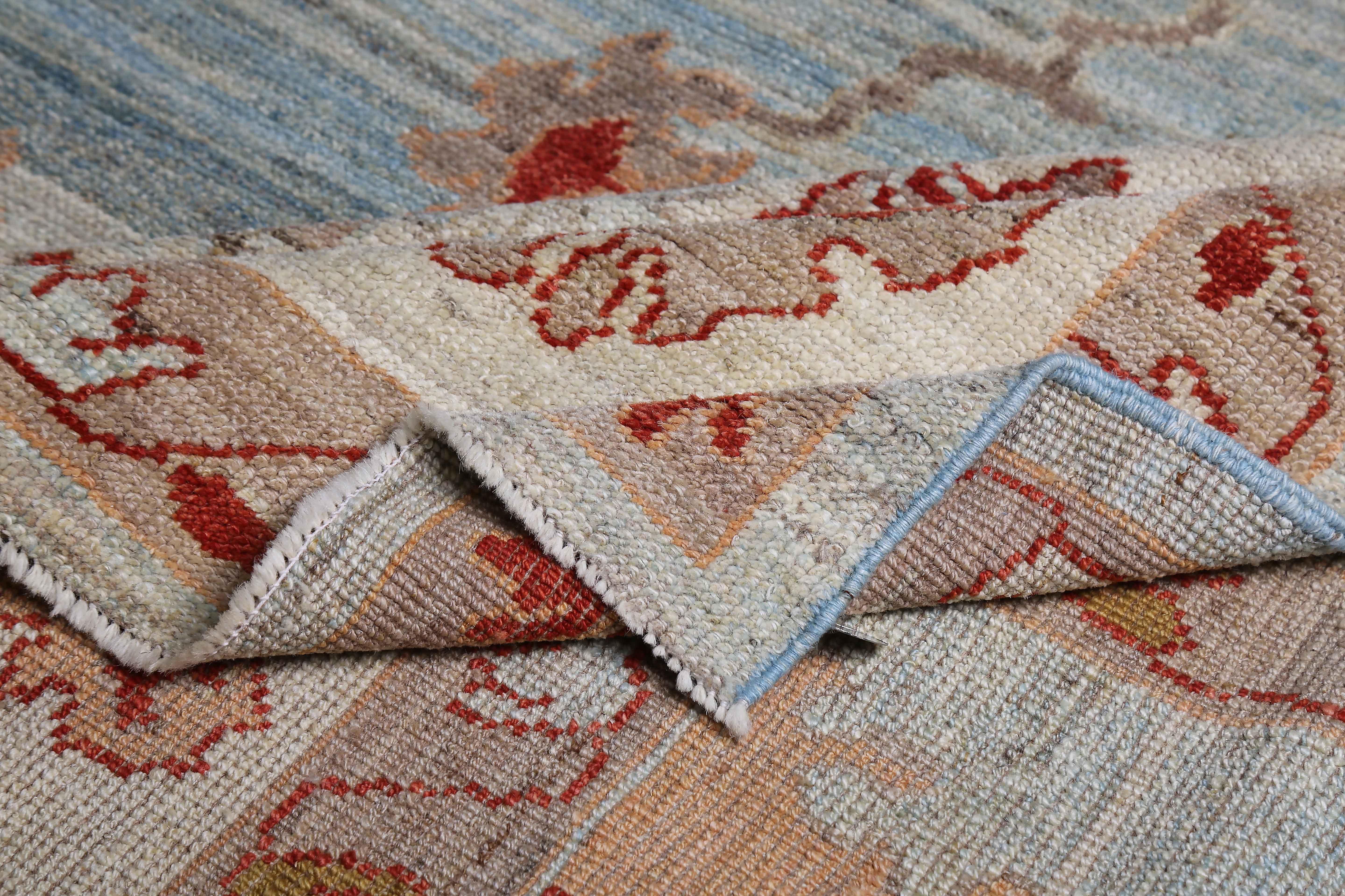 Neuer türkischer Oushak-Teppich mit roten & braunen Blumendetails auf blauem & elfenbeinfarbenem Feld (Wolle) im Angebot