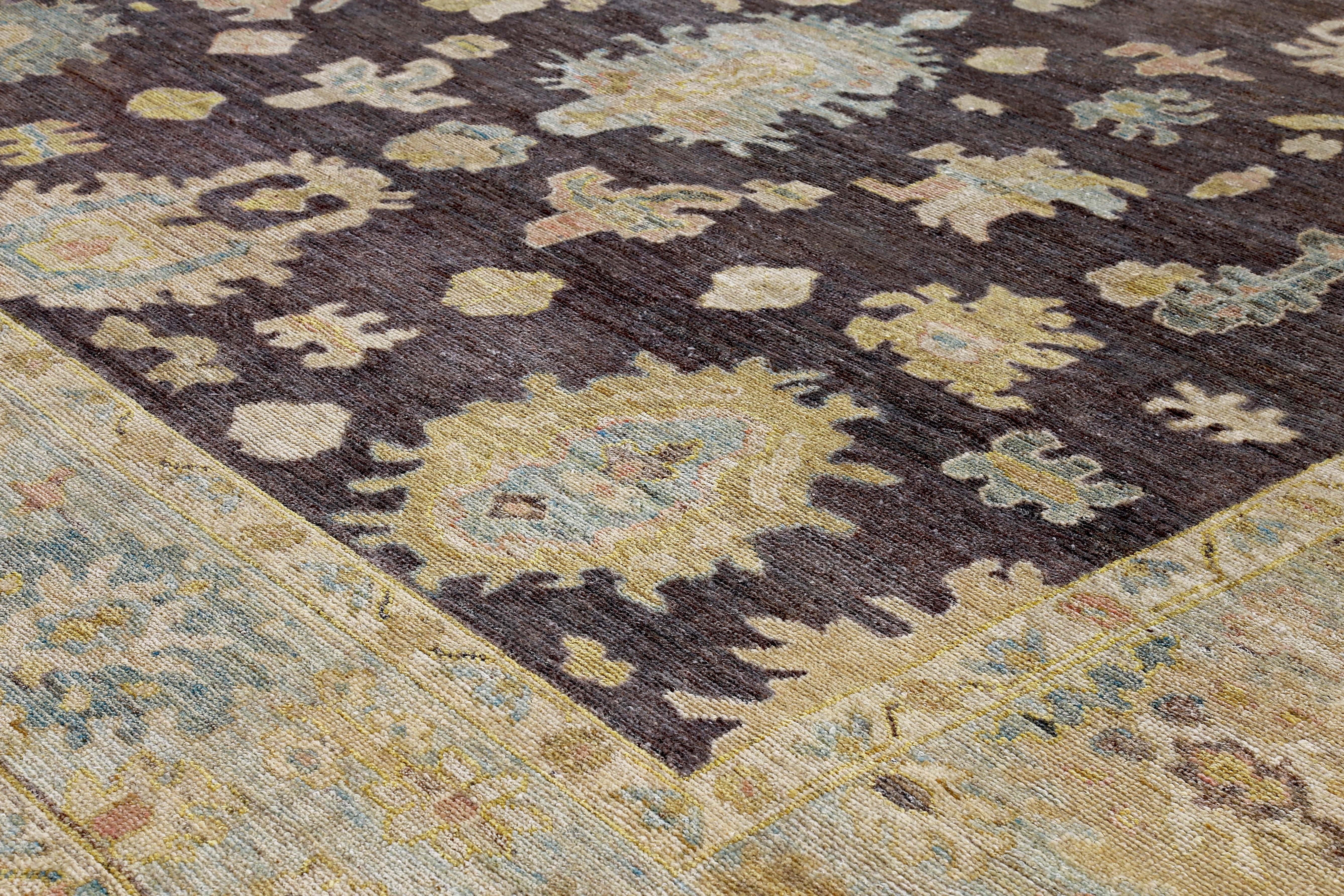 Türkischer Oushak-Teppich mit gelben und grünen Blumendetails auf braunem Feld (Handgewebt) im Angebot