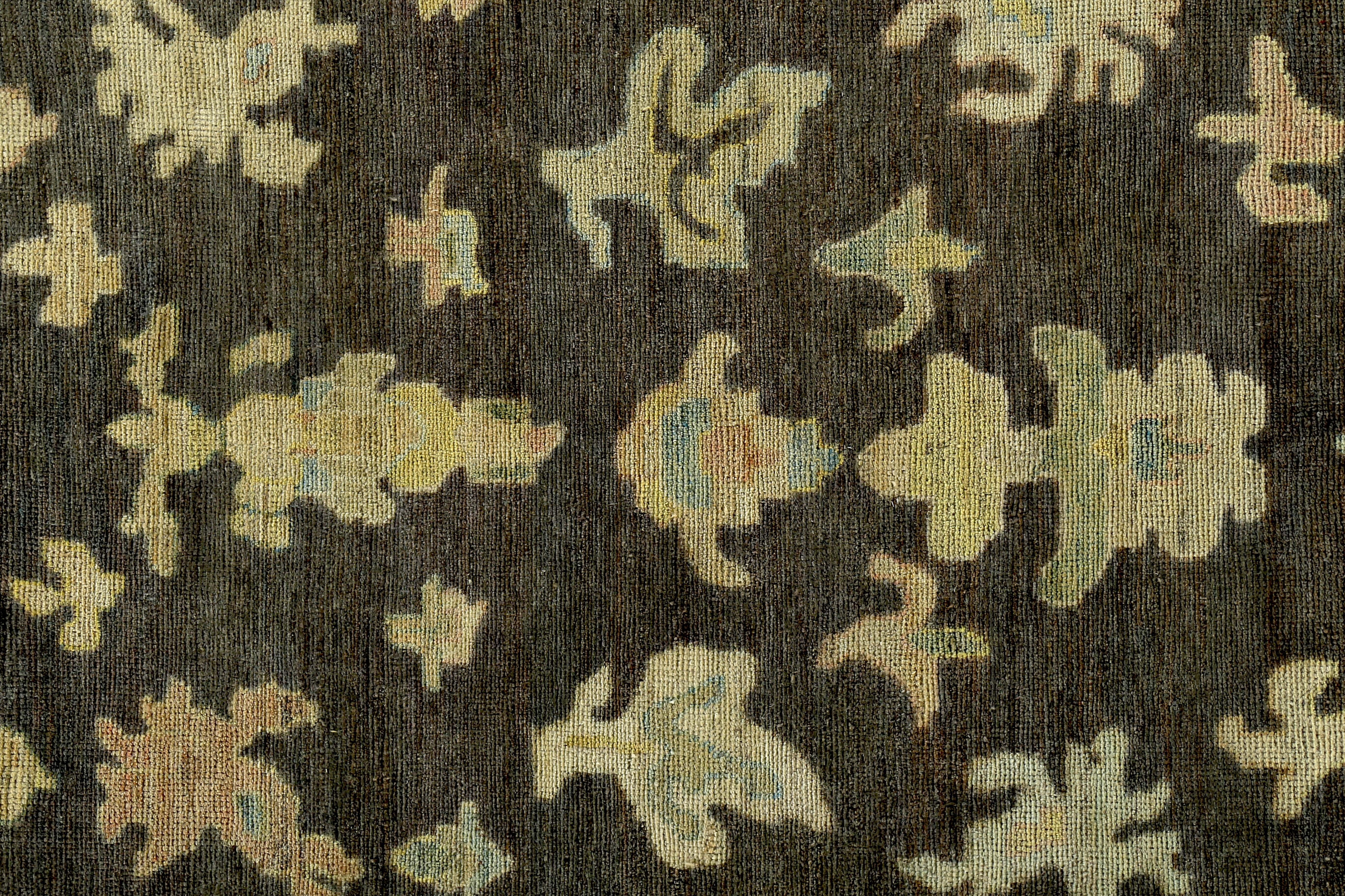 Türkischer Oushak-Teppich mit gelben und grünen Blumendetails auf braunem Feld im Zustand „Neu“ im Angebot in Dallas, TX