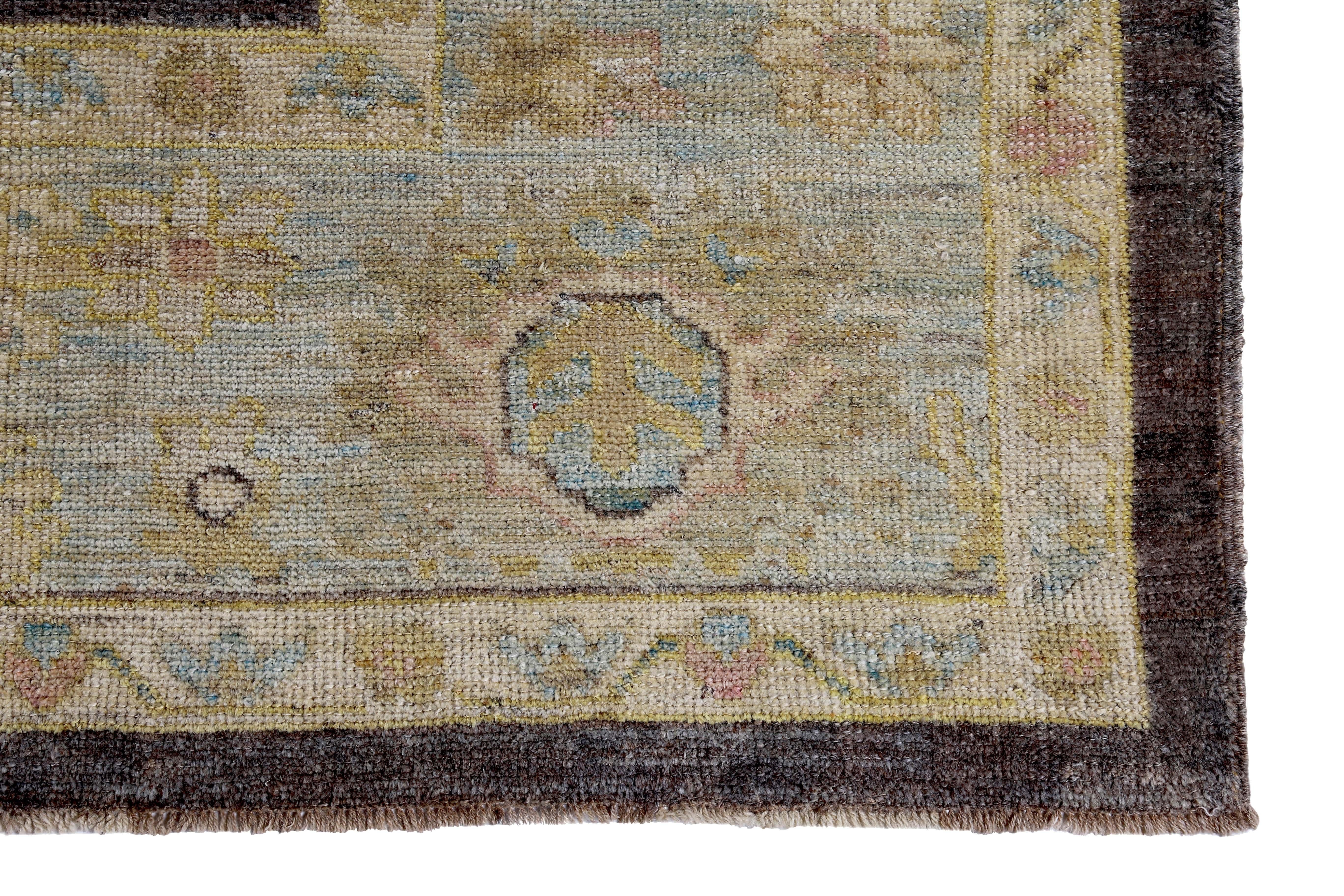 Türkischer Oushak-Teppich mit gelben und grünen Blumendetails auf braunem Feld (21. Jahrhundert und zeitgenössisch) im Angebot