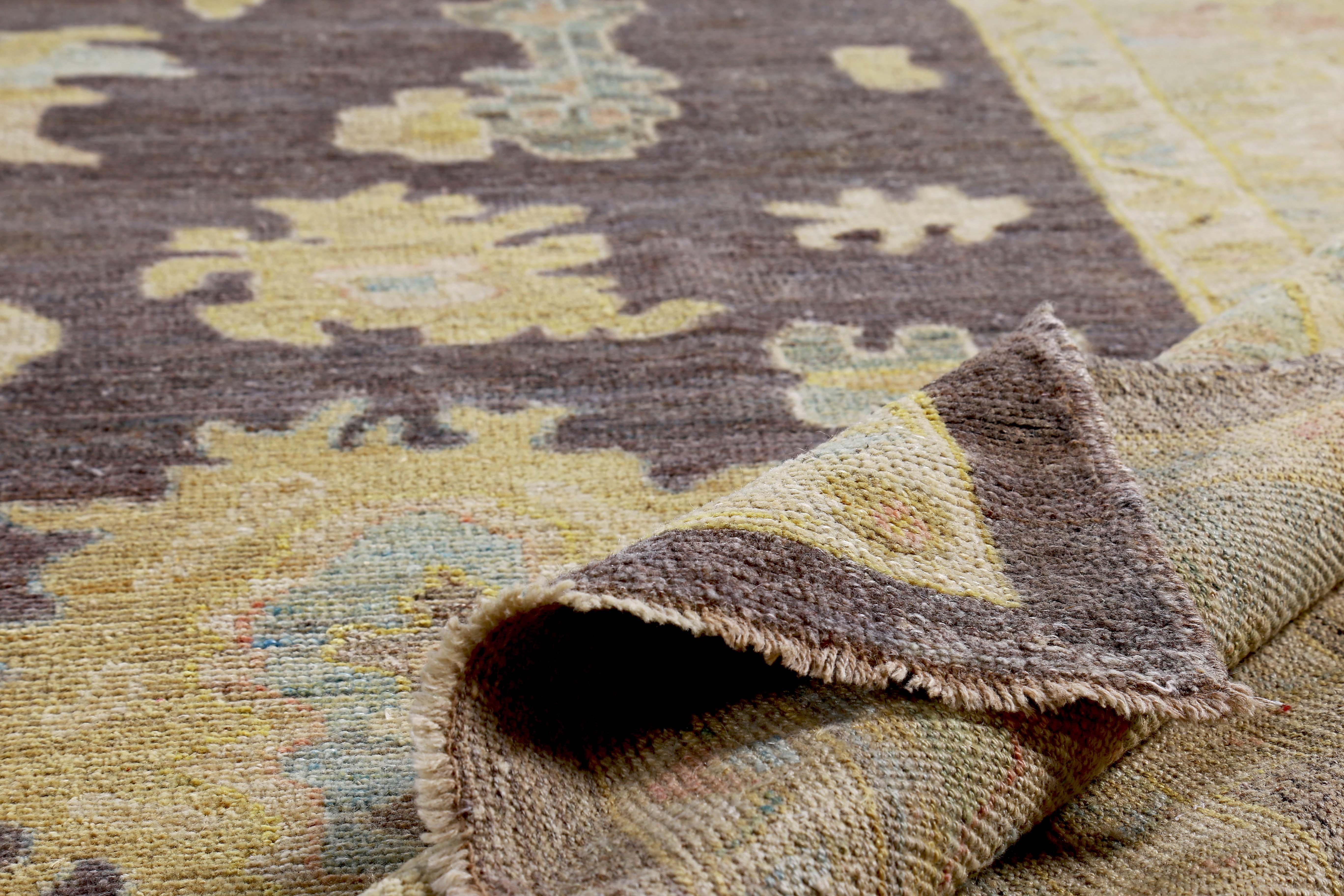 Türkischer Oushak-Teppich mit gelben und grünen Blumendetails auf braunem Feld (Wolle) im Angebot