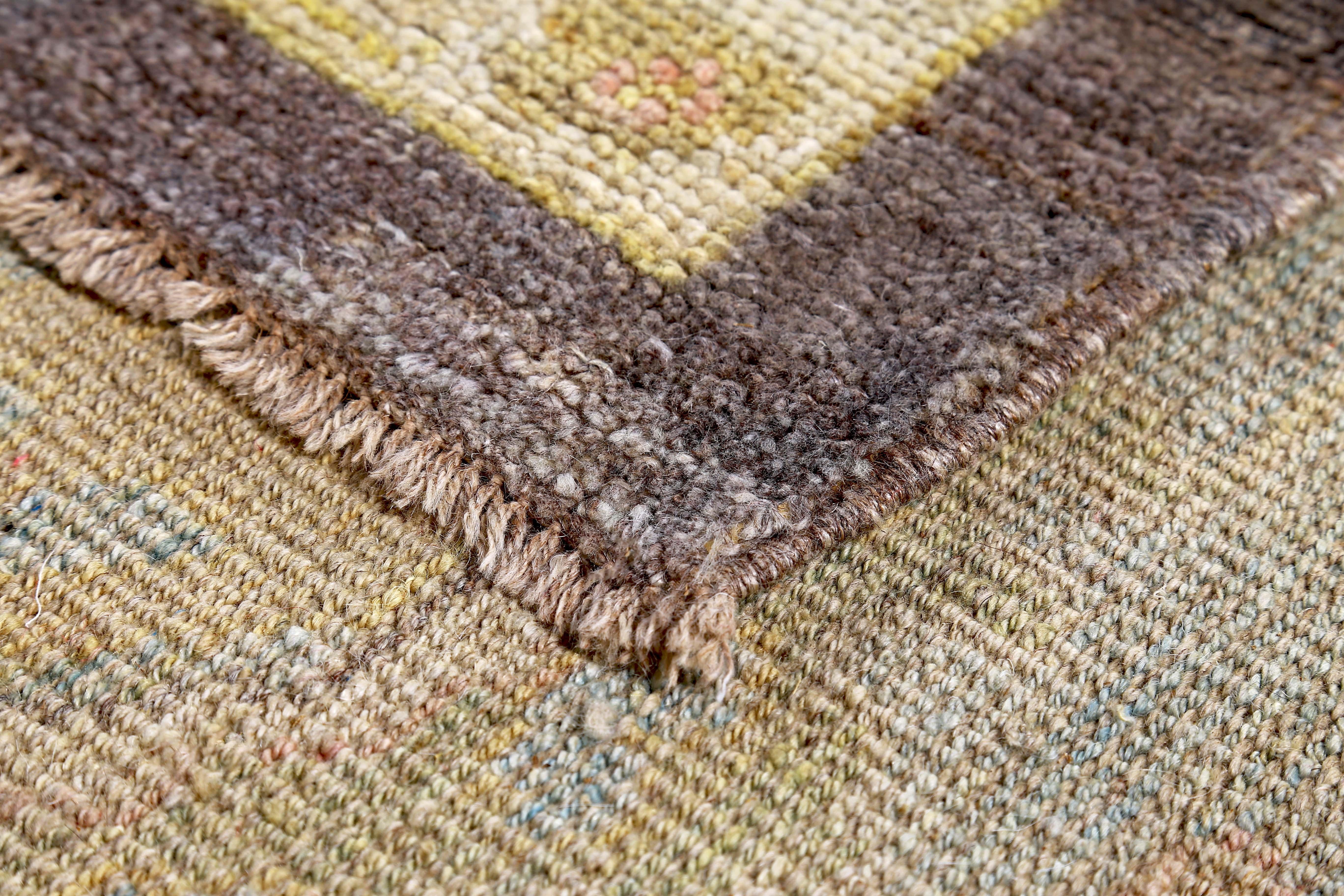 Türkischer Oushak-Teppich mit gelben und grünen Blumendetails auf braunem Feld im Angebot 1