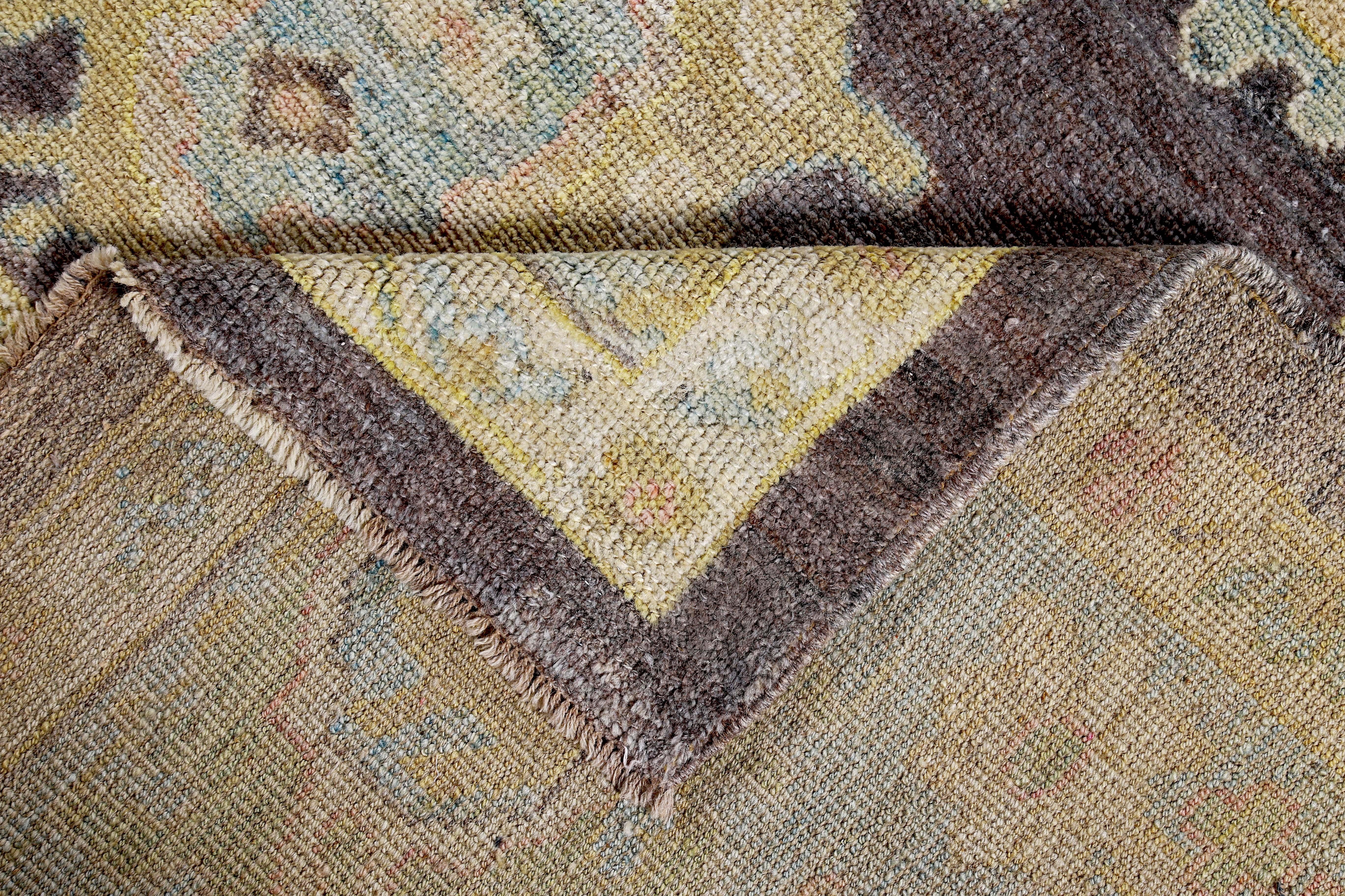 Türkischer Oushak-Teppich mit gelben und grünen Blumendetails auf braunem Feld im Angebot 2
