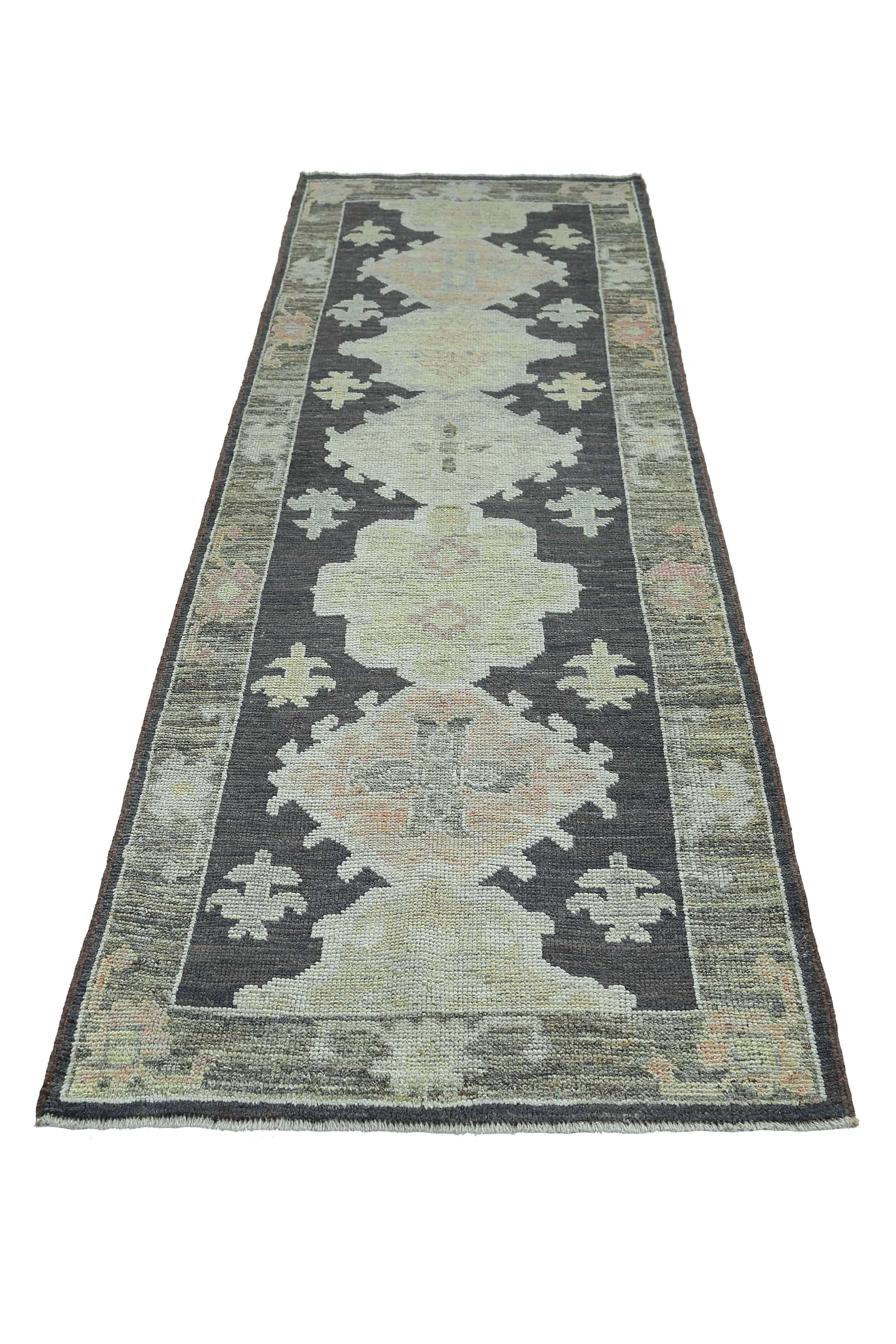 Erhöhen Sie den Stil und den Komfort Ihres Zuhauses mit unserem exquisiten 3,2'' x 9,6'' handgewebten Oushak-Teppich. Dieser Teppich aus hochwertiger Wolle hat ein klassisches braunes Grundmuster mit fesselnden Blautönen, die jedem Raum einen Hauch