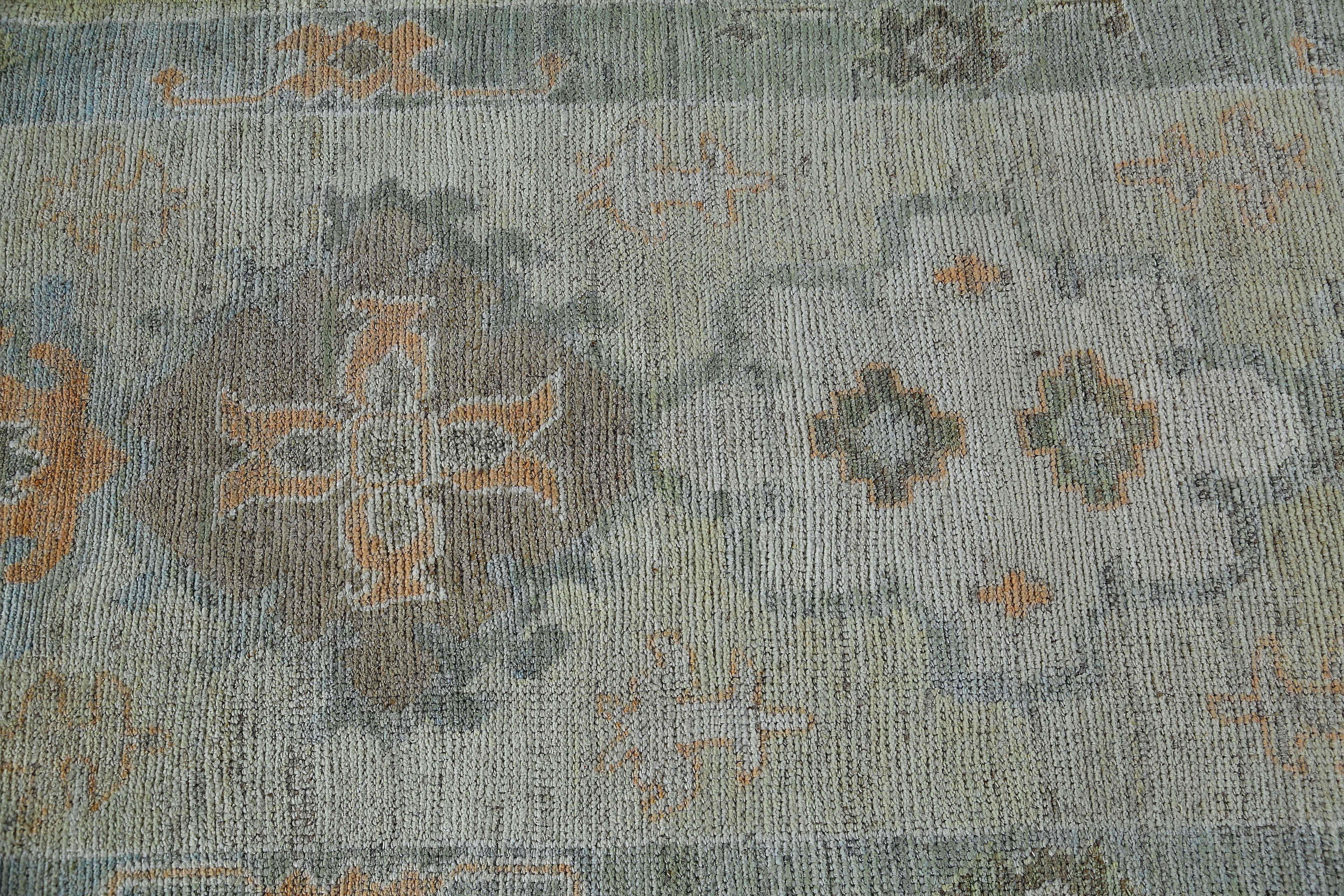 Nuestra alfombra turca Oushak de 3'2'' x 9'8'' es un bello complemento para cualquier espacio. Elaborada según el estilo tradicional de la región turca de Oushak, esta alfombra presenta una impresionante paleta de colores azules desvaídos, sin