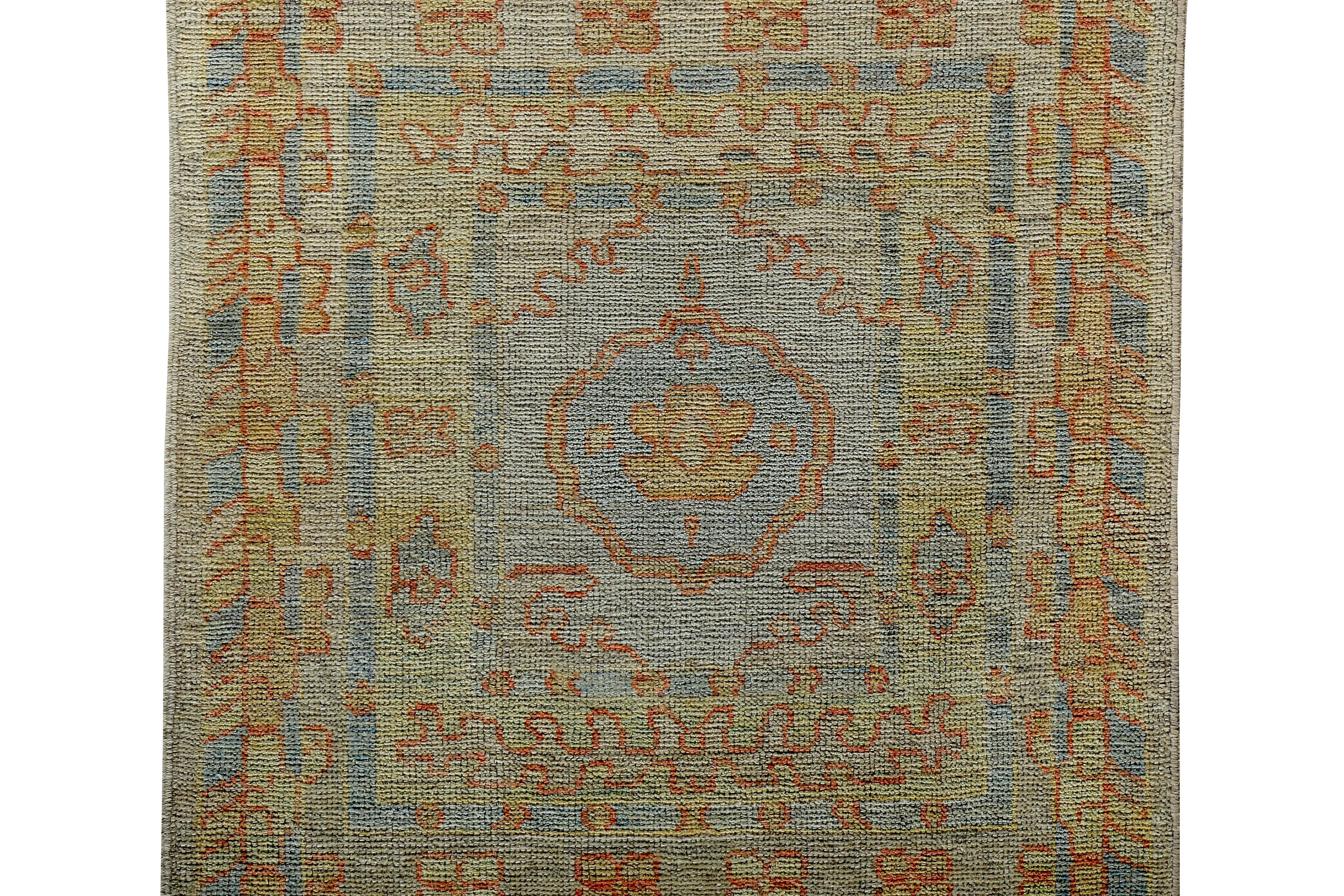 Türkischer Oushak-Läufer mit blauen und grünen Blumendetails auf gelbem Feld (Handgewebt) im Angebot