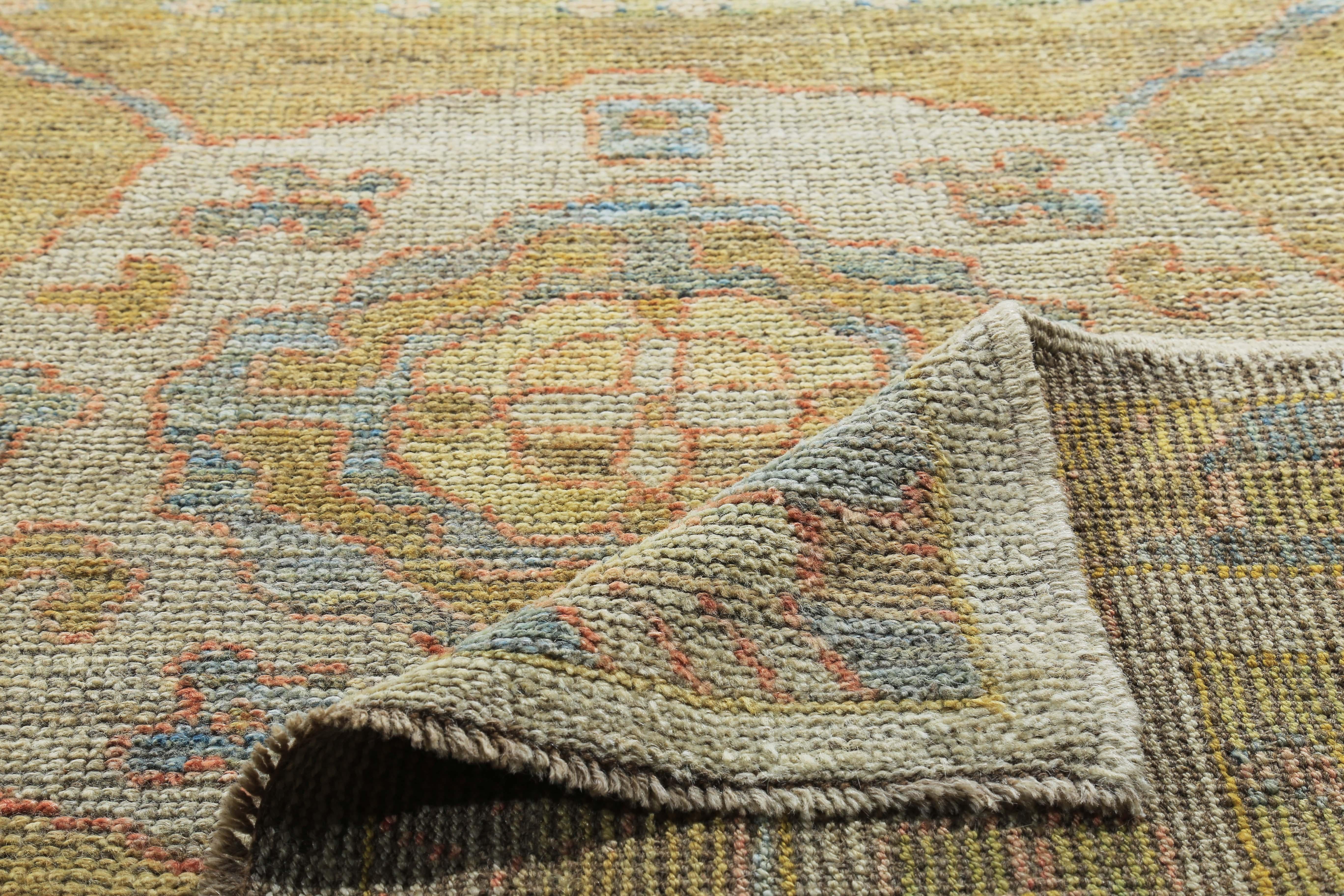 Türkischer Oushak-Läufer mit blauen und grünen Blumendetails auf gelbem Feld (20. Jahrhundert) im Angebot