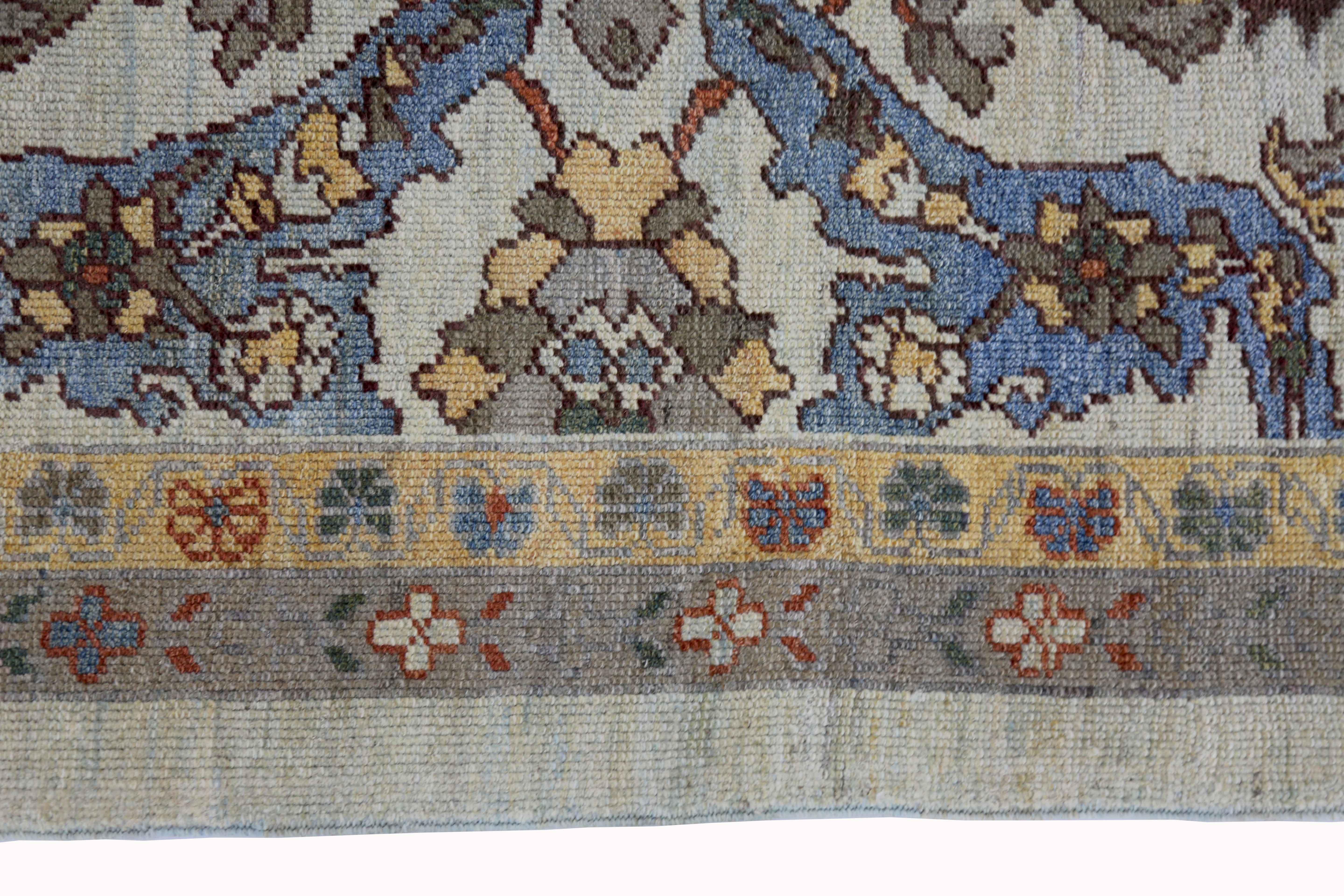 Neuer türkischer Oushak-Läufer mit braunen und blauen Blumendetails auf elfenbeinfarbenem Feld (Handgewebt) im Angebot