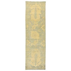 Nouveau tapis de couloir turc Oushak avec détails botaniques ivoire sur fond bleu