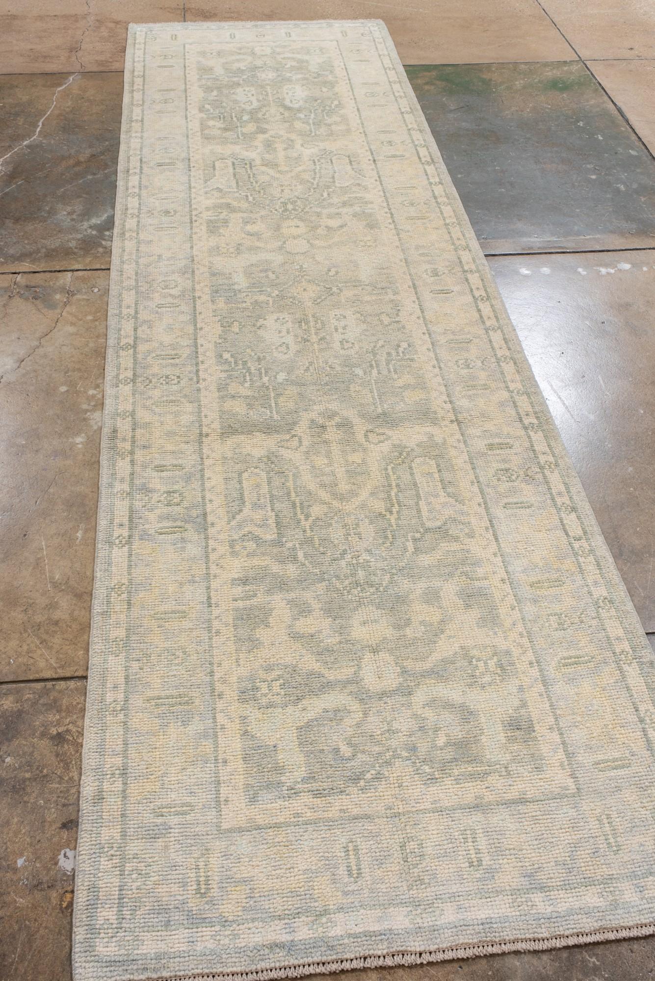 Türkischer Oushak-Läufer mit grauem Feld, neu (Handgeknüpft) im Angebot