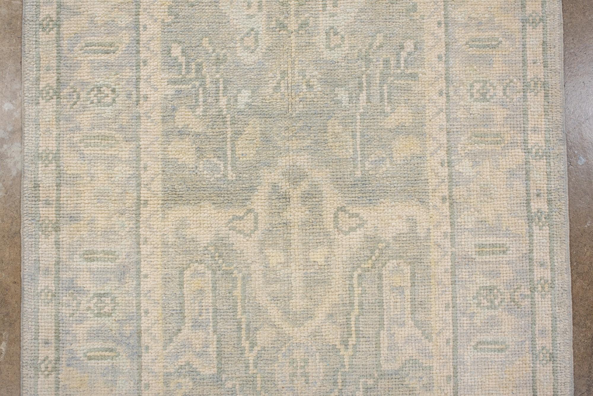 Türkischer Oushak-Läufer mit grauem Feld, neu (21. Jahrhundert und zeitgenössisch) im Angebot