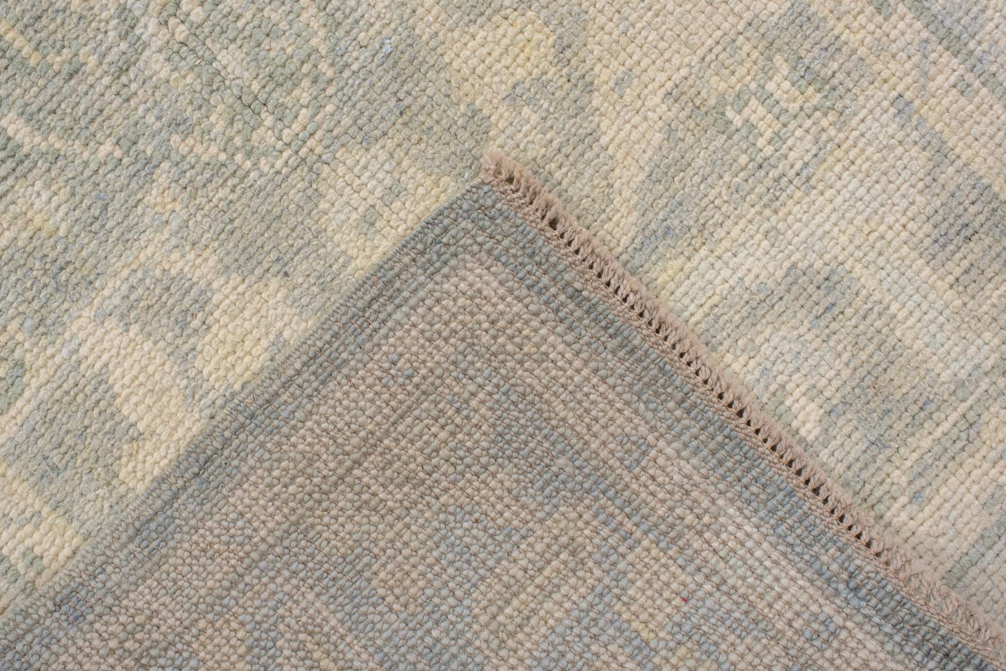 Türkischer Oushak-Läufer mit grauem Feld, neu (Wolle) im Angebot