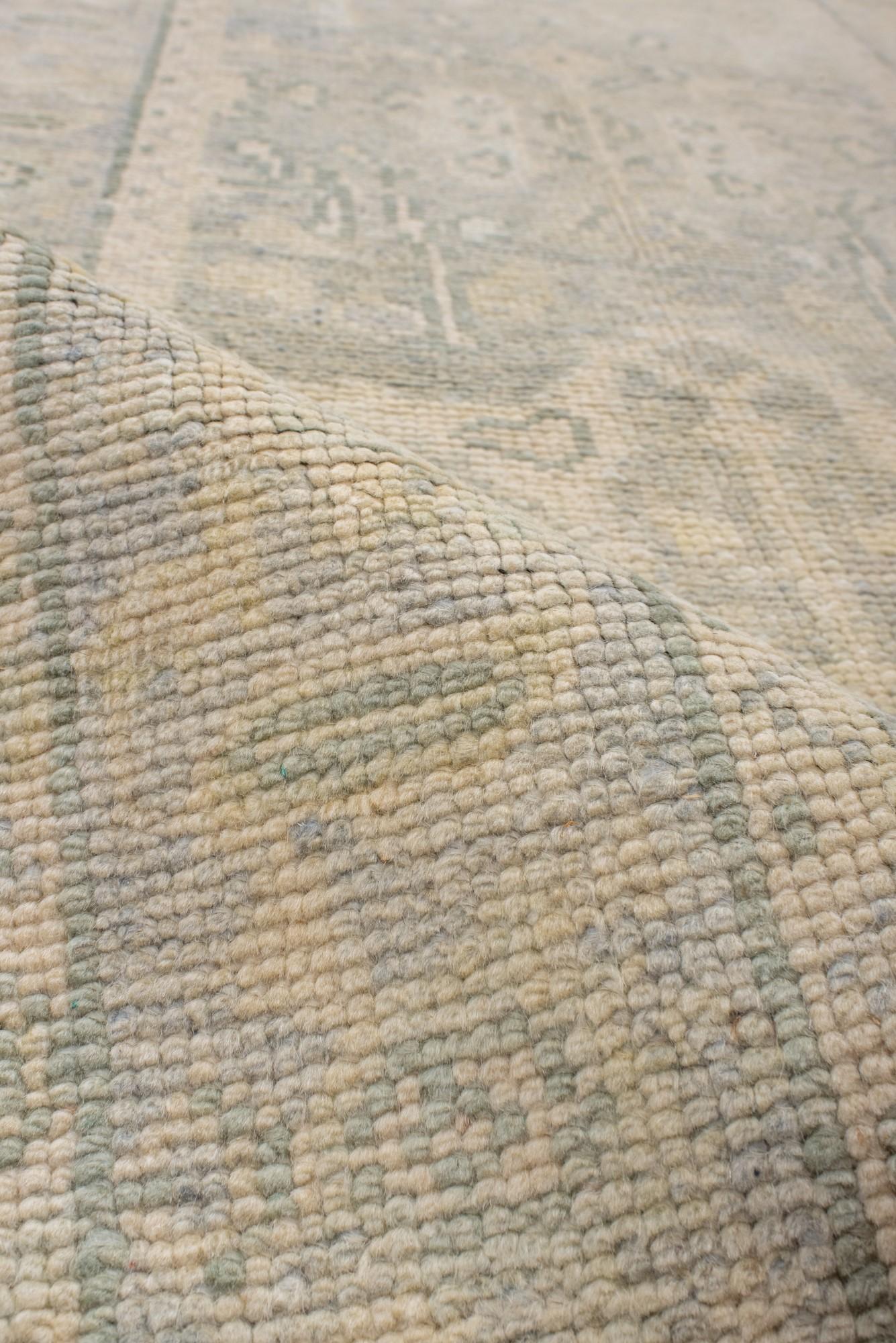 Türkischer Oushak-Läufer mit grauem Feld, neu im Angebot 1