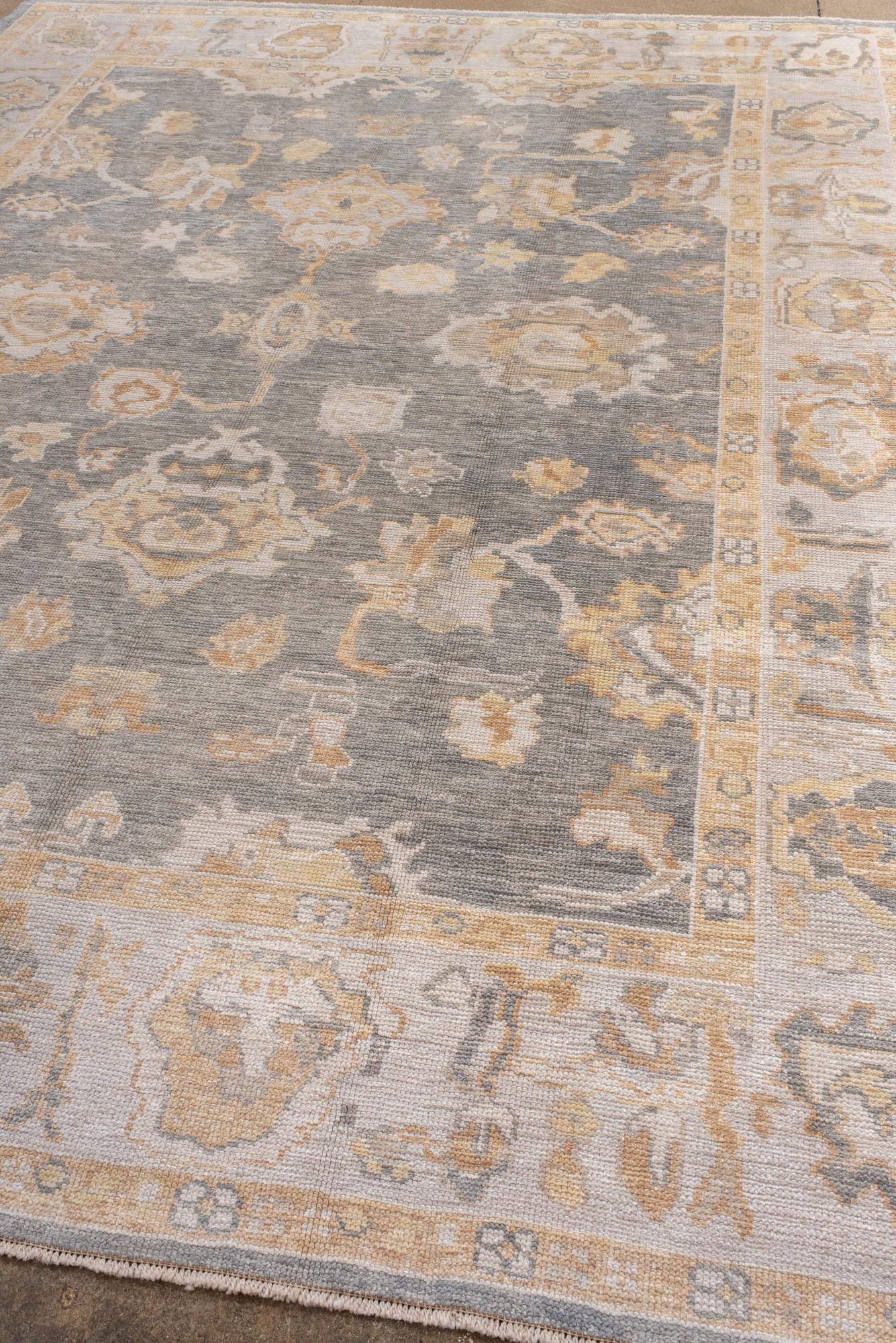 Türkischer Oushak mit grünem grauem Feld und Palmette-Design, neu (Handgeknüpft) im Angebot