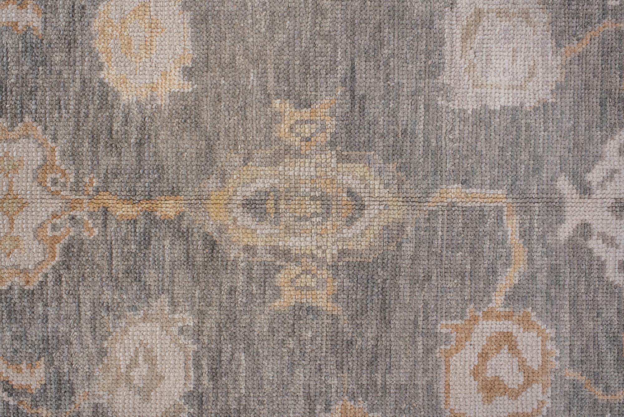 Türkischer Oushak mit grünem grauem Feld und Palmette-Design, neu im Zustand „Neu“ im Angebot in New York, NY