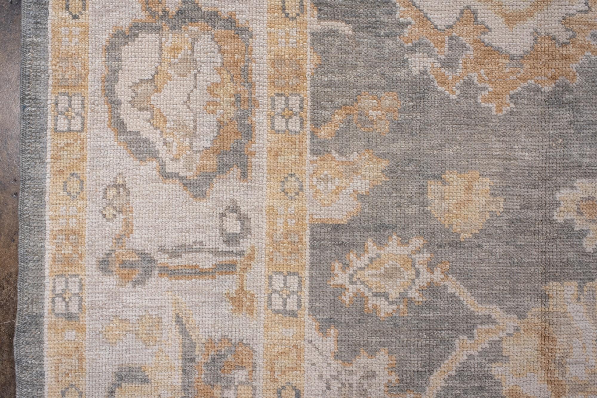 Türkischer Oushak mit grünem grauem Feld und Palmette-Design, neu (21. Jahrhundert und zeitgenössisch) im Angebot