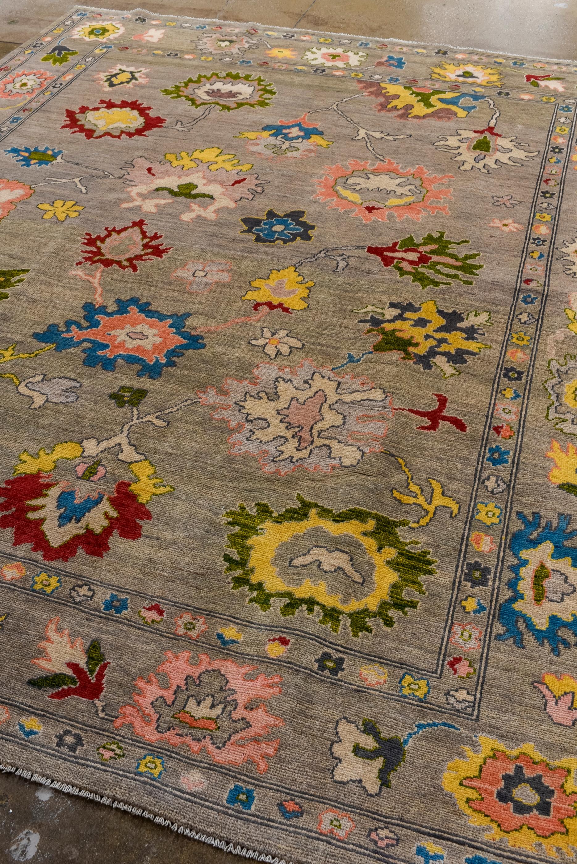 Neuer türkischer Oushak mit grauem Feld und bunten Blumen (Türkisch) im Angebot