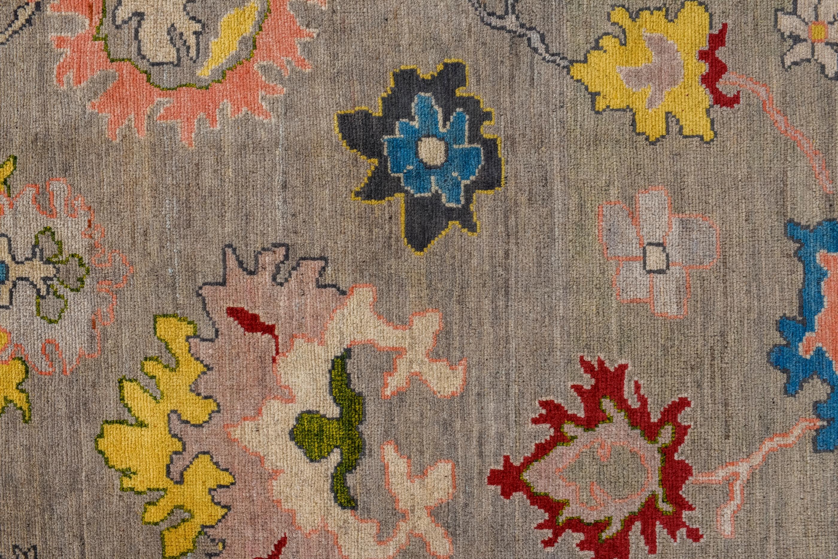 Neuer türkischer Oushak mit grauem Feld und bunten Blumen (Handgeknüpft) im Angebot