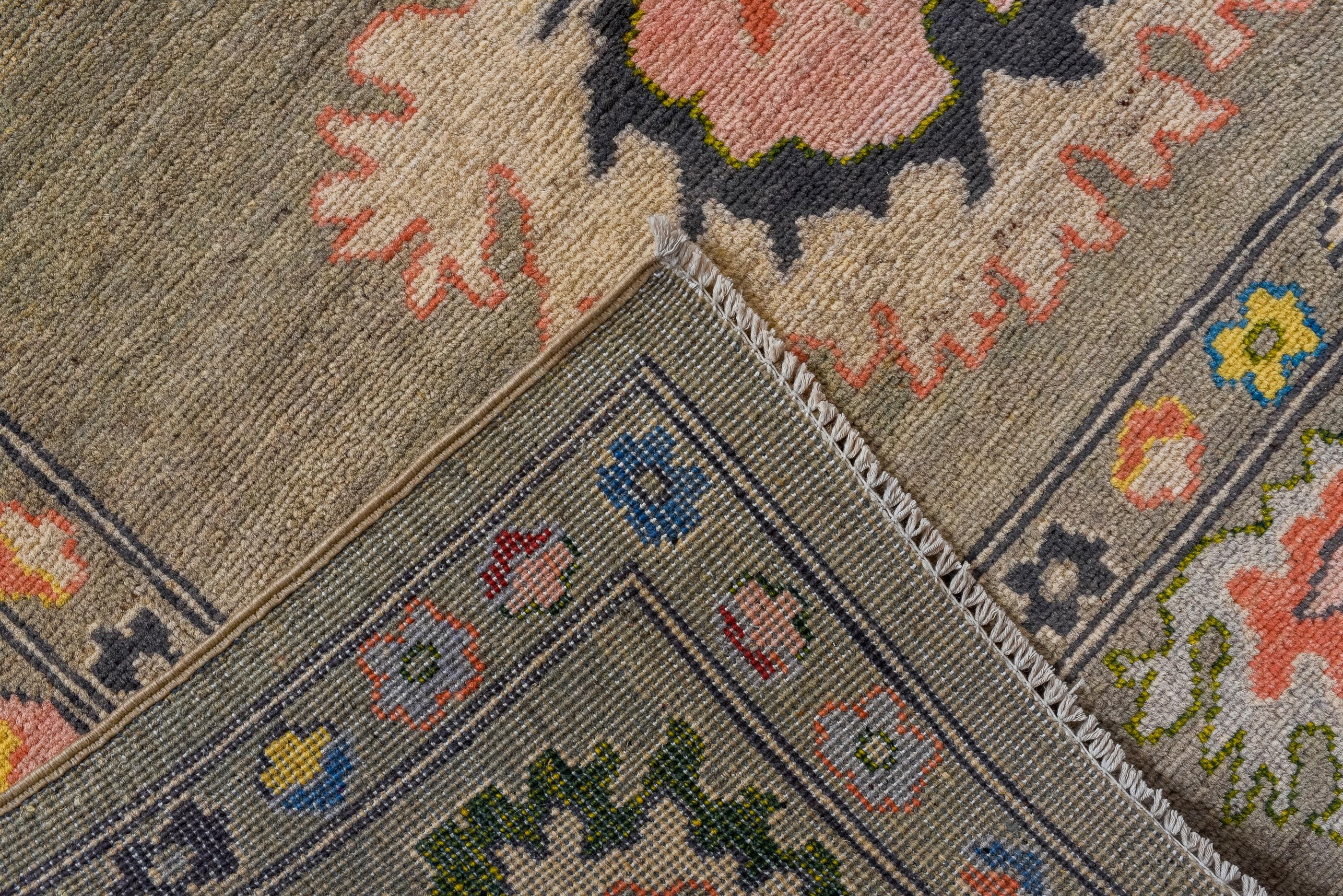 Neuer türkischer Oushak mit grauem Feld und bunten Blumen (21. Jahrhundert und zeitgenössisch) im Angebot