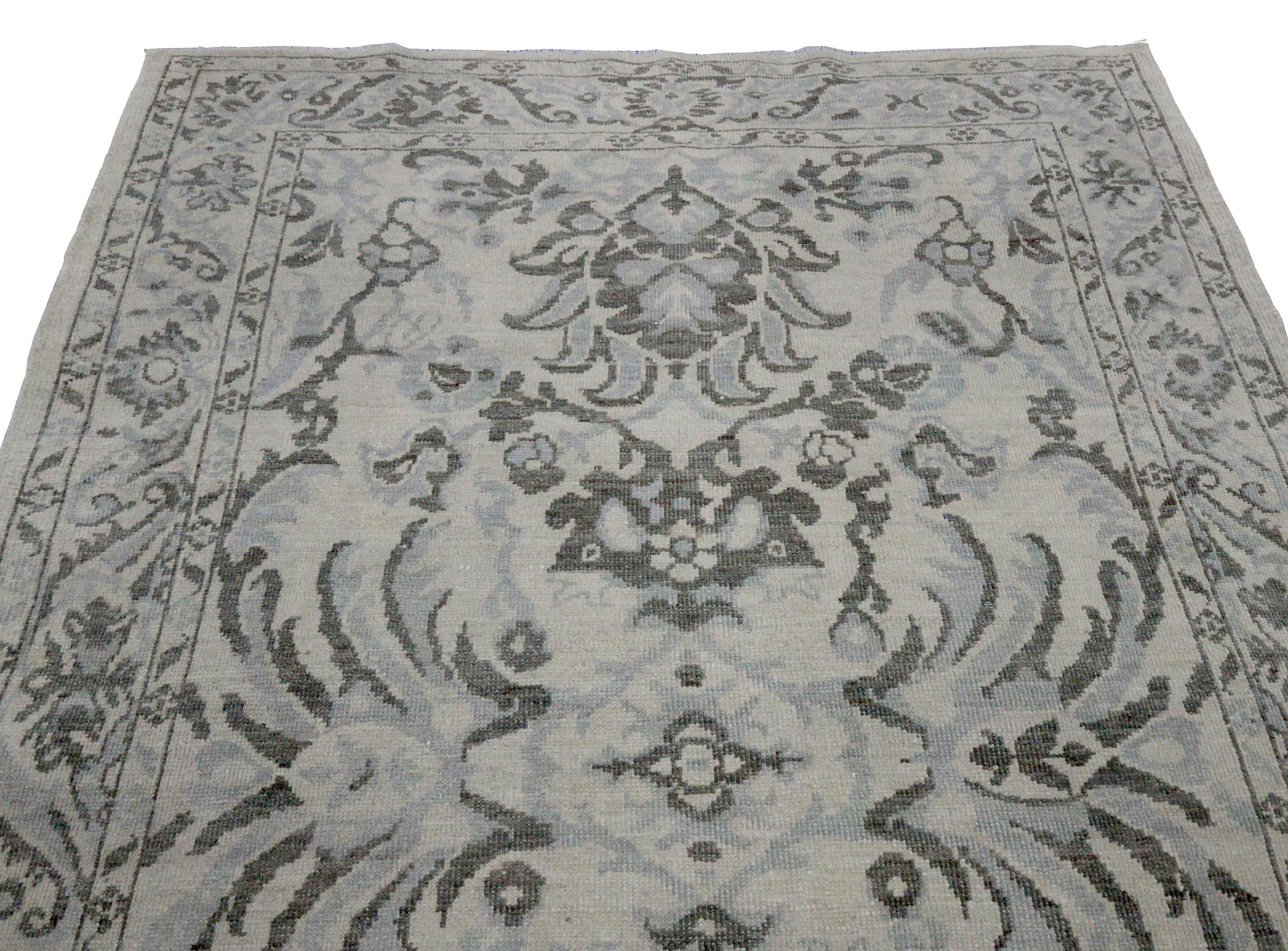 New Turkish Rug Sultanabad Design with Ivory and Gray Botanical Details In New Condition For Sale In Dallas, TX