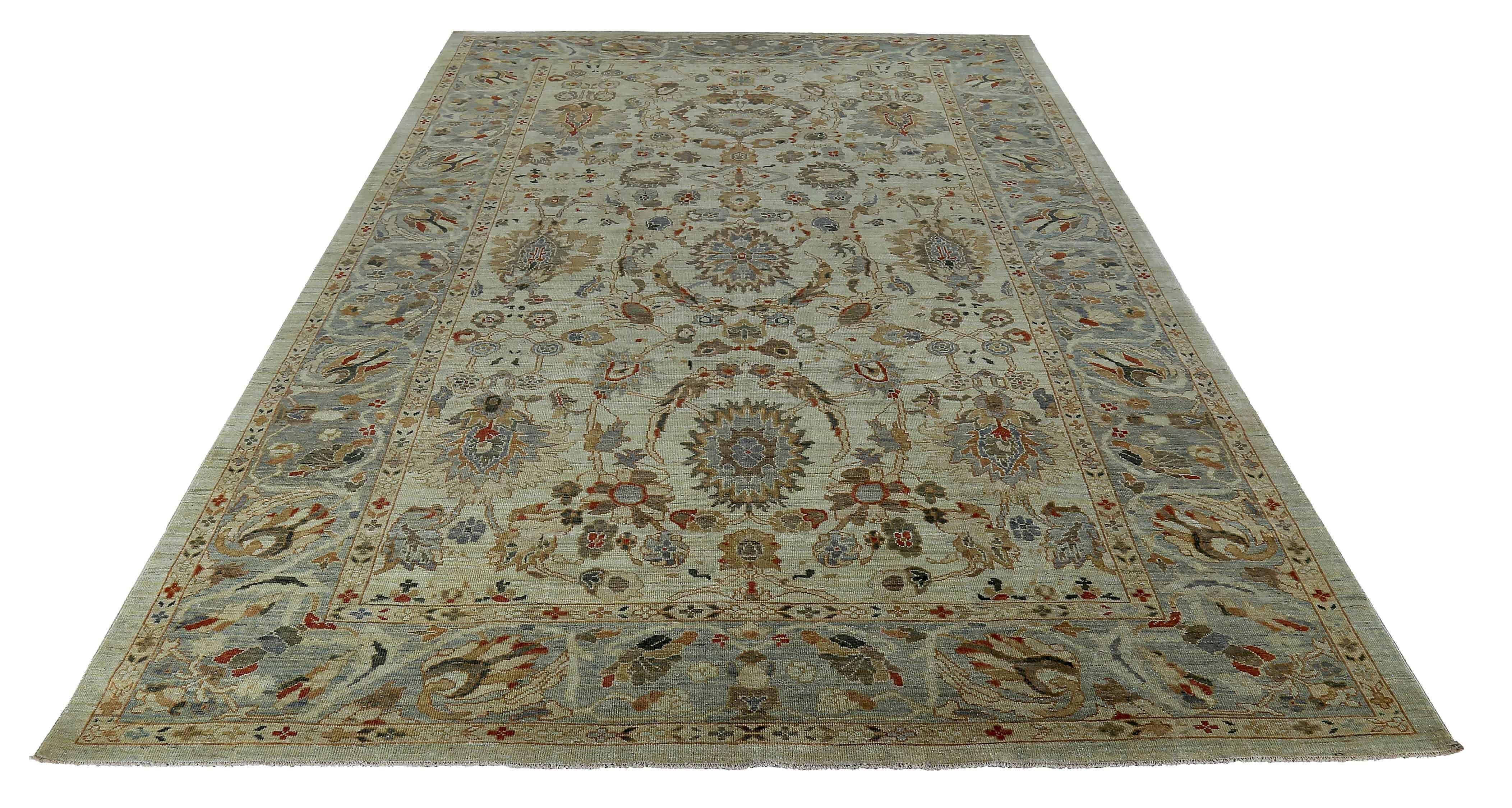 Türkischer Teppich im Sultanabad-Design mit roten und grauen botanischen Details (Handgewebt) im Angebot