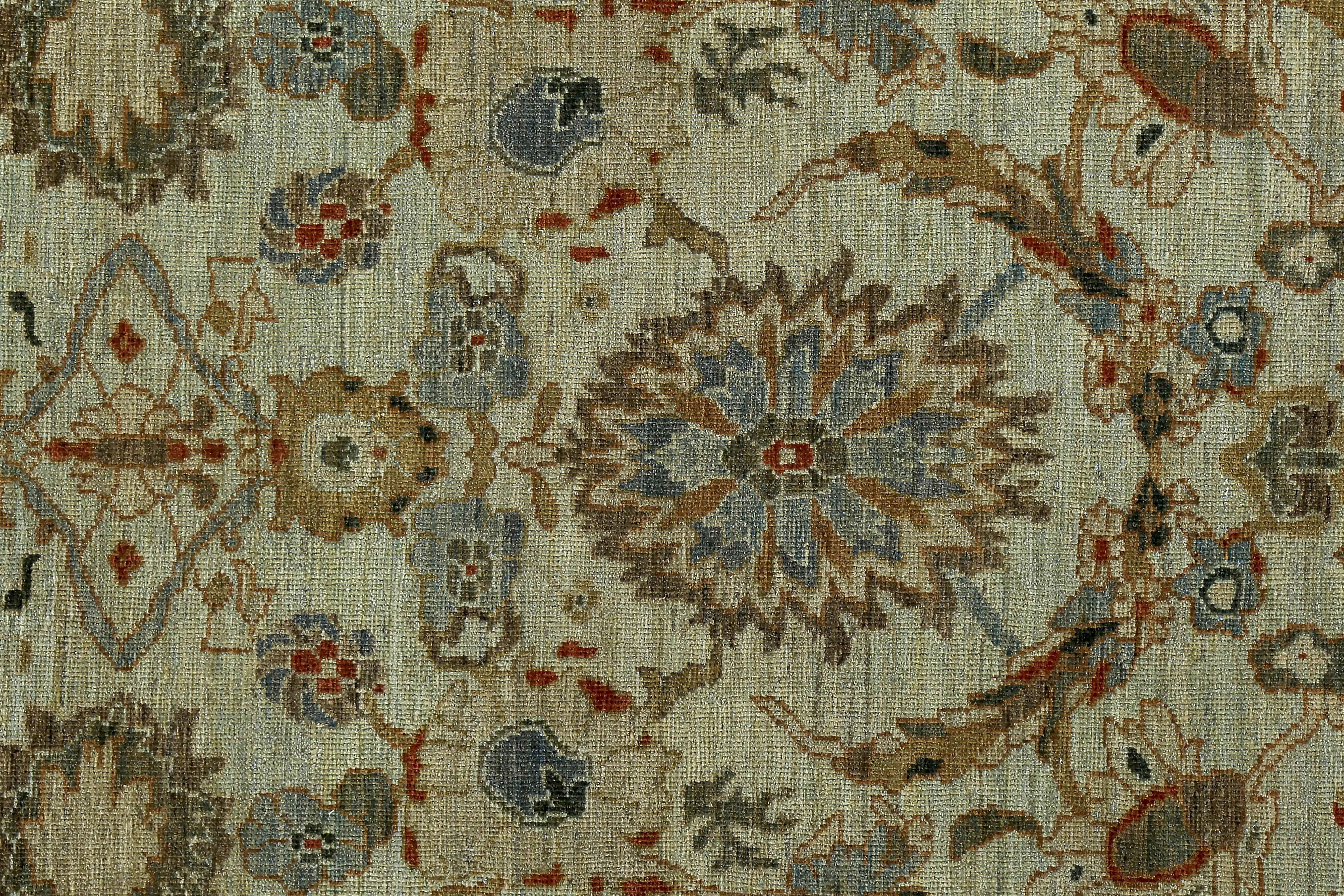 Türkischer Teppich im Sultanabad-Design mit roten und grauen botanischen Details im Zustand „Neu“ im Angebot in Dallas, TX
