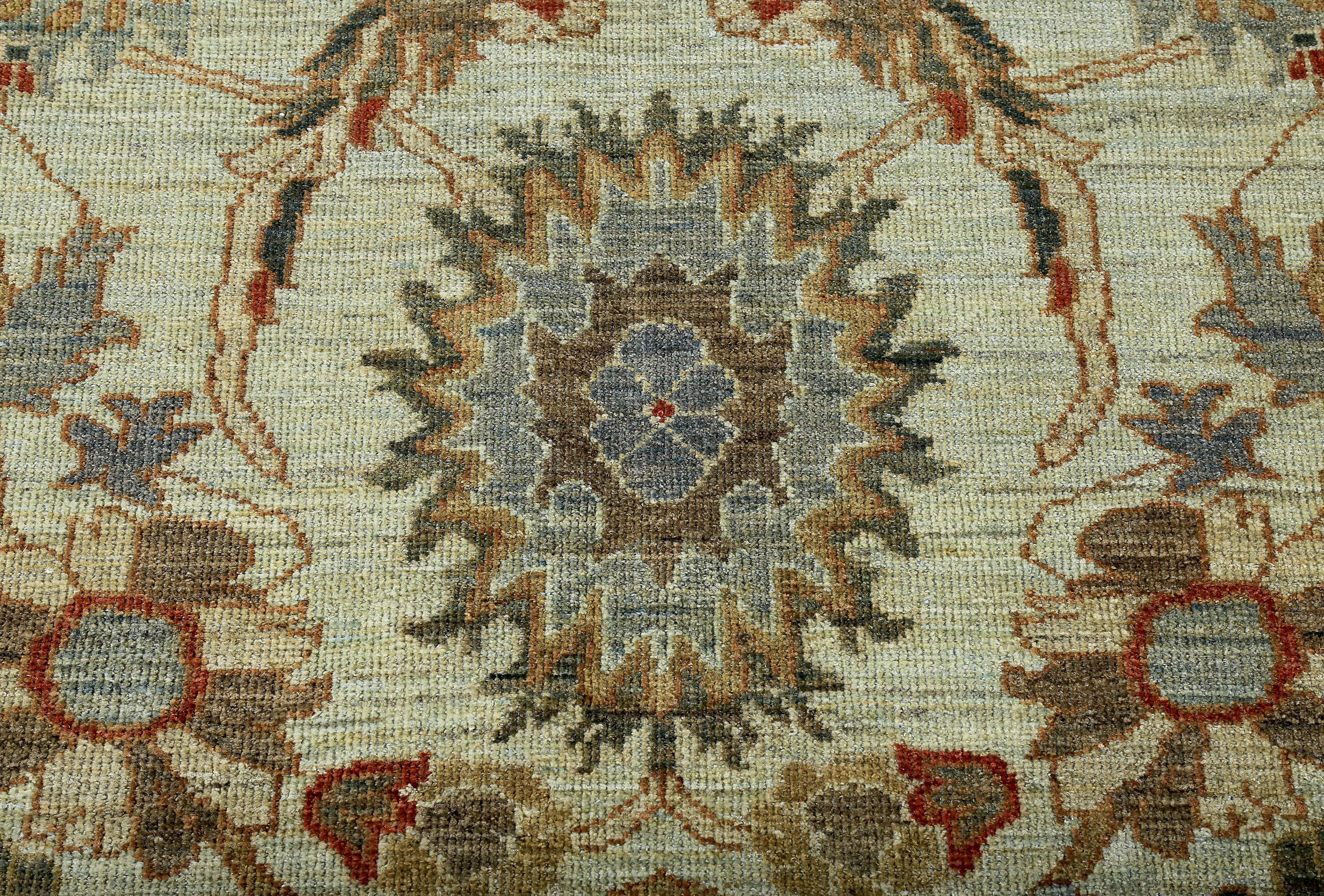 Türkischer Teppich im Sultanabad-Design mit roten und grauen botanischen Details (21. Jahrhundert und zeitgenössisch) im Angebot