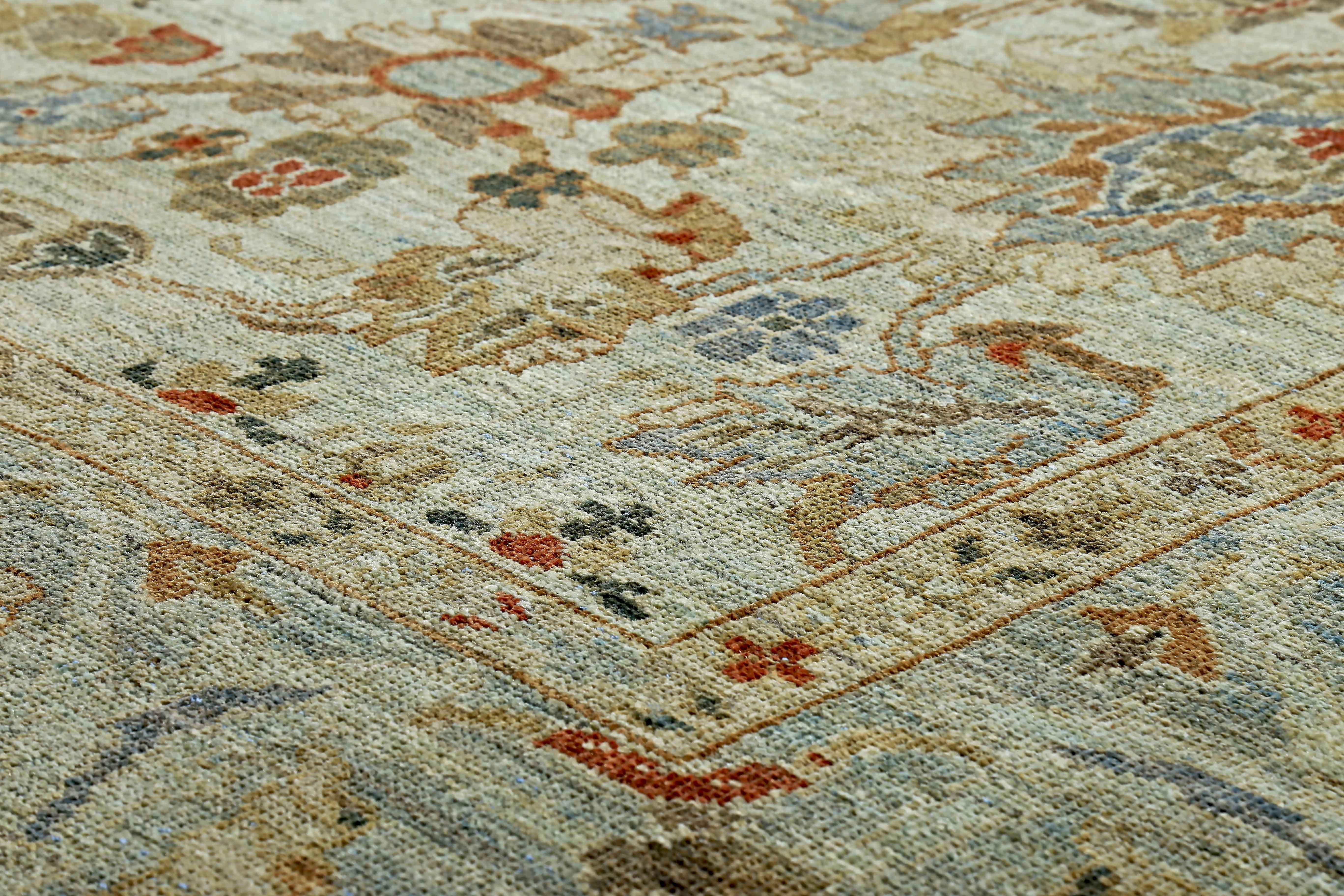 Türkischer Teppich im Sultanabad-Design mit roten und grauen botanischen Details (Wolle) im Angebot