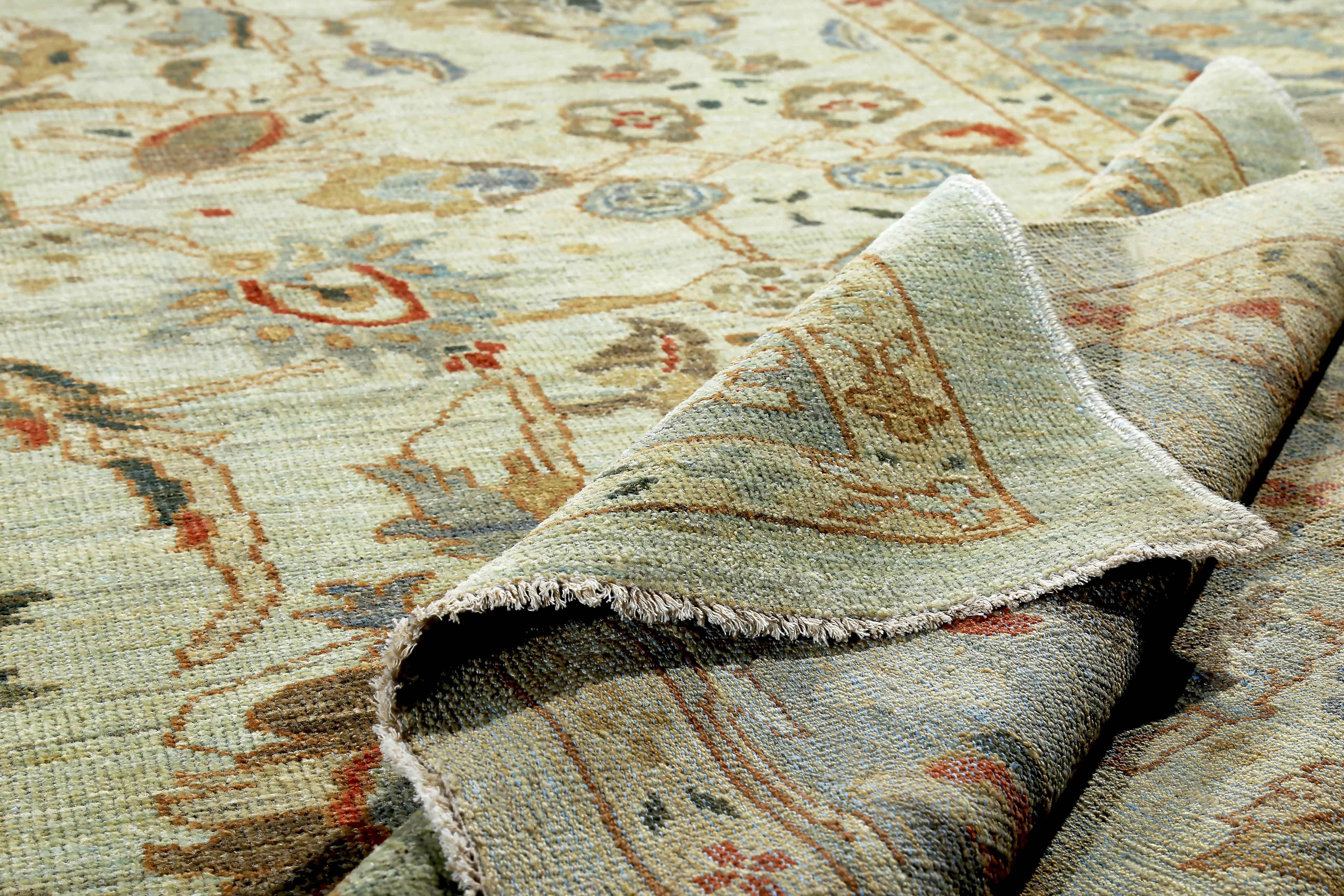 Türkischer Teppich im Sultanabad-Design mit roten und grauen botanischen Details im Angebot 1