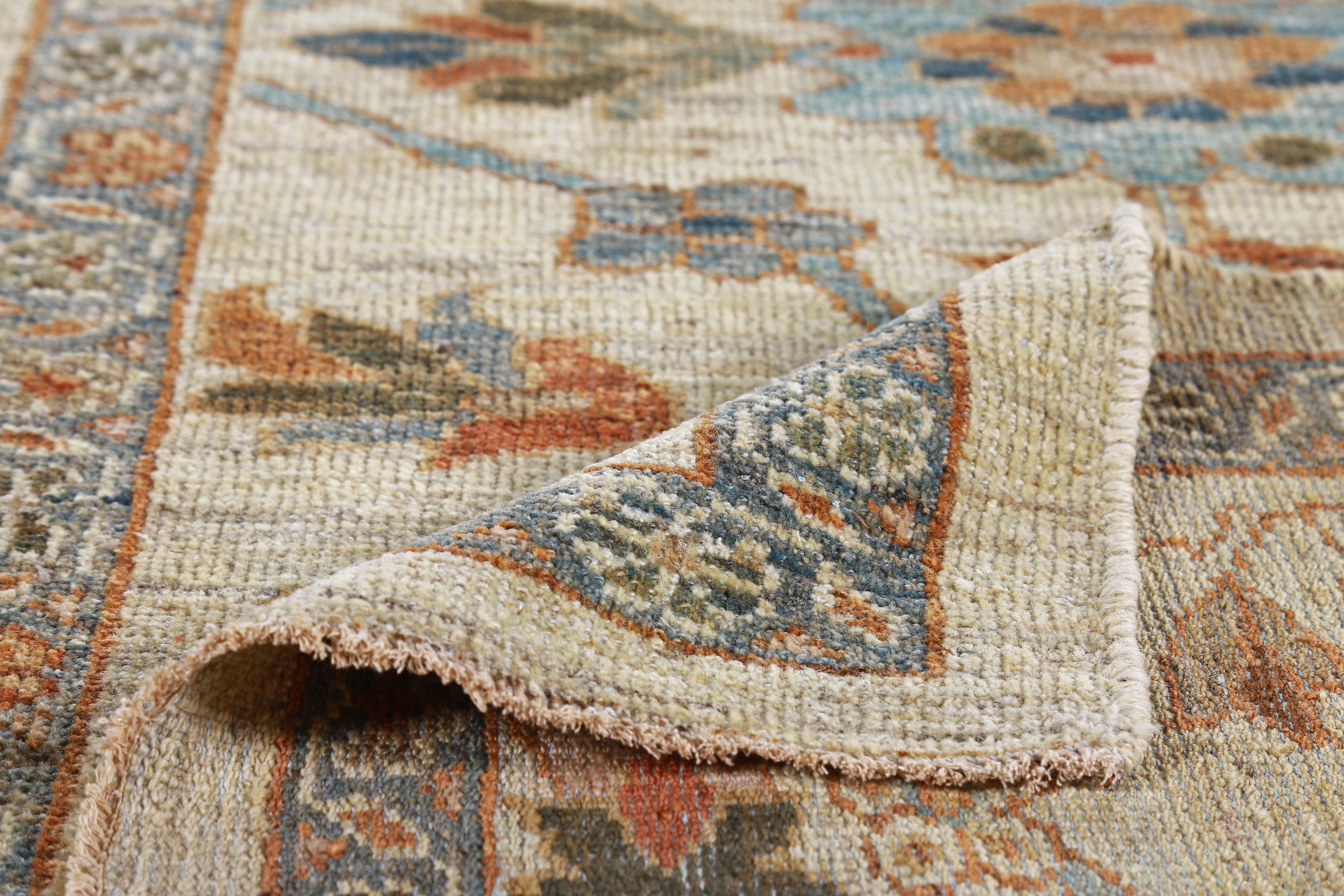 Türkischer Läufer im Sultanabad-Design mit braunen und beigefarbenen botanischen Details (20. Jahrhundert) im Angebot