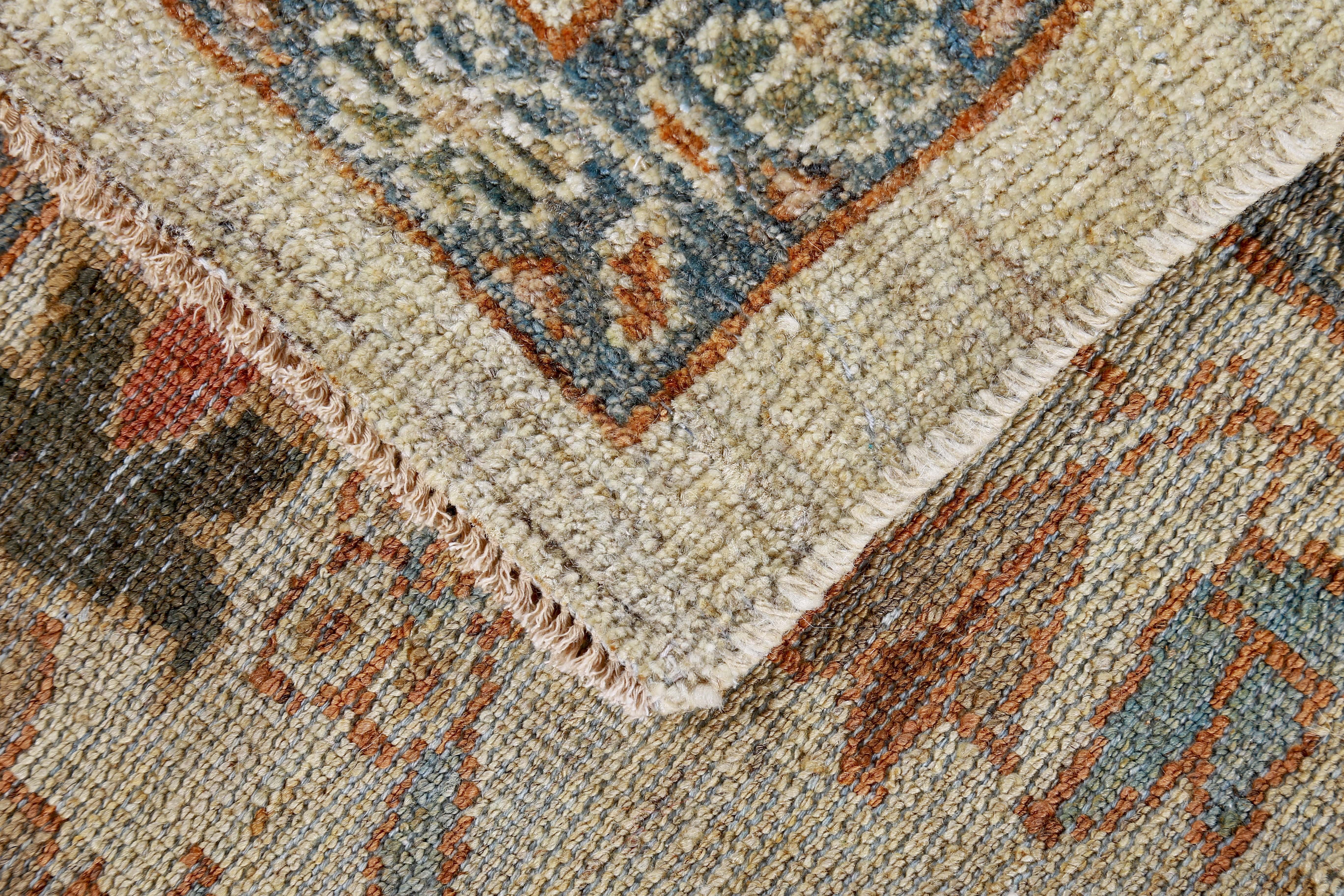 Türkischer Läufer im Sultanabad-Design mit braunen und beigefarbenen botanischen Details (Wolle) im Angebot