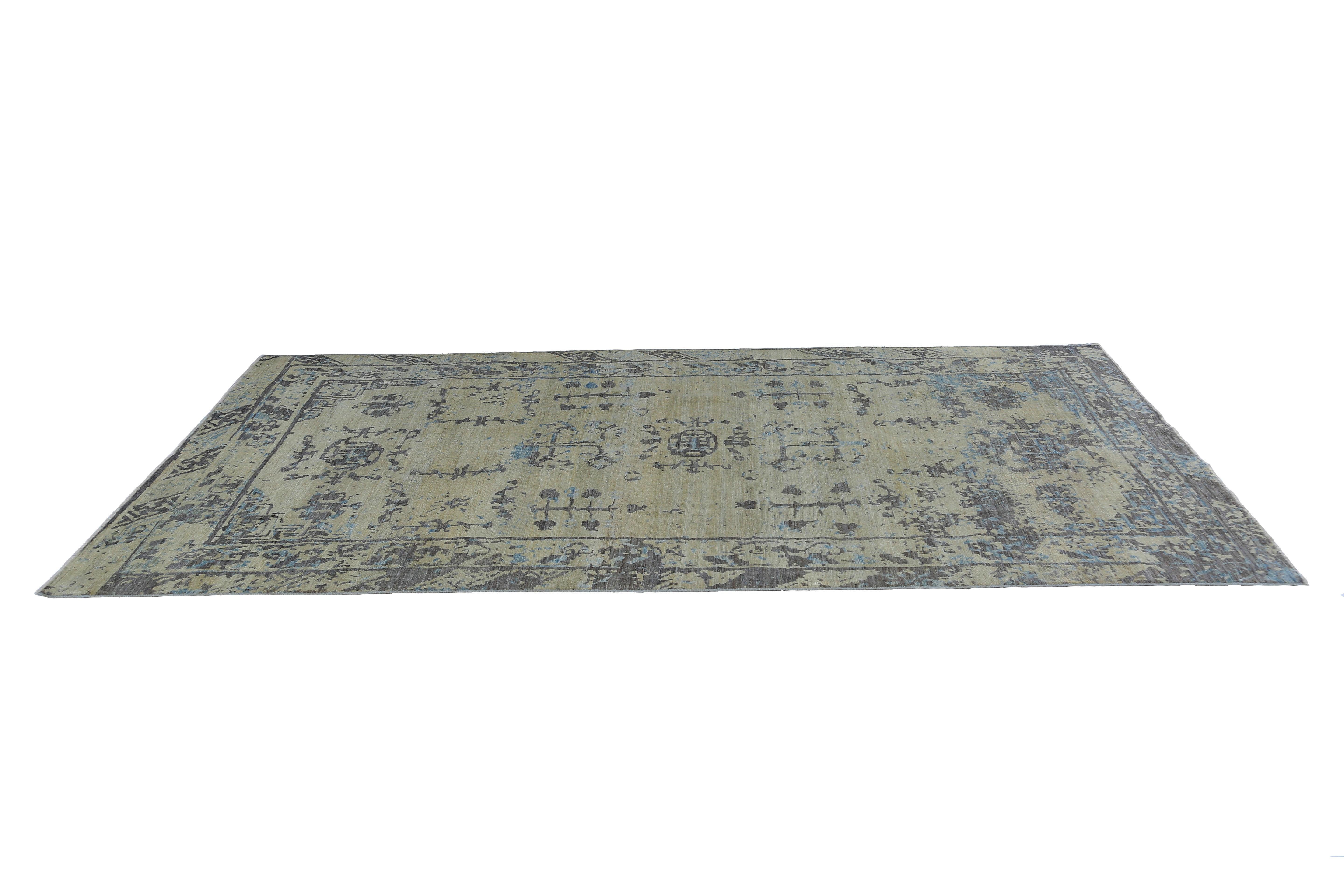 Notre tapis turc Oushak d'une dimension de 6'7'' x 10'1'' est un ajout magnifique à n'importe quelle pièce. Avec ses couleurs délavées, ce tapis a un aspect vintage qui ajoute du caractère et du charme à votre intérieur. Fabriqué en laine de haute