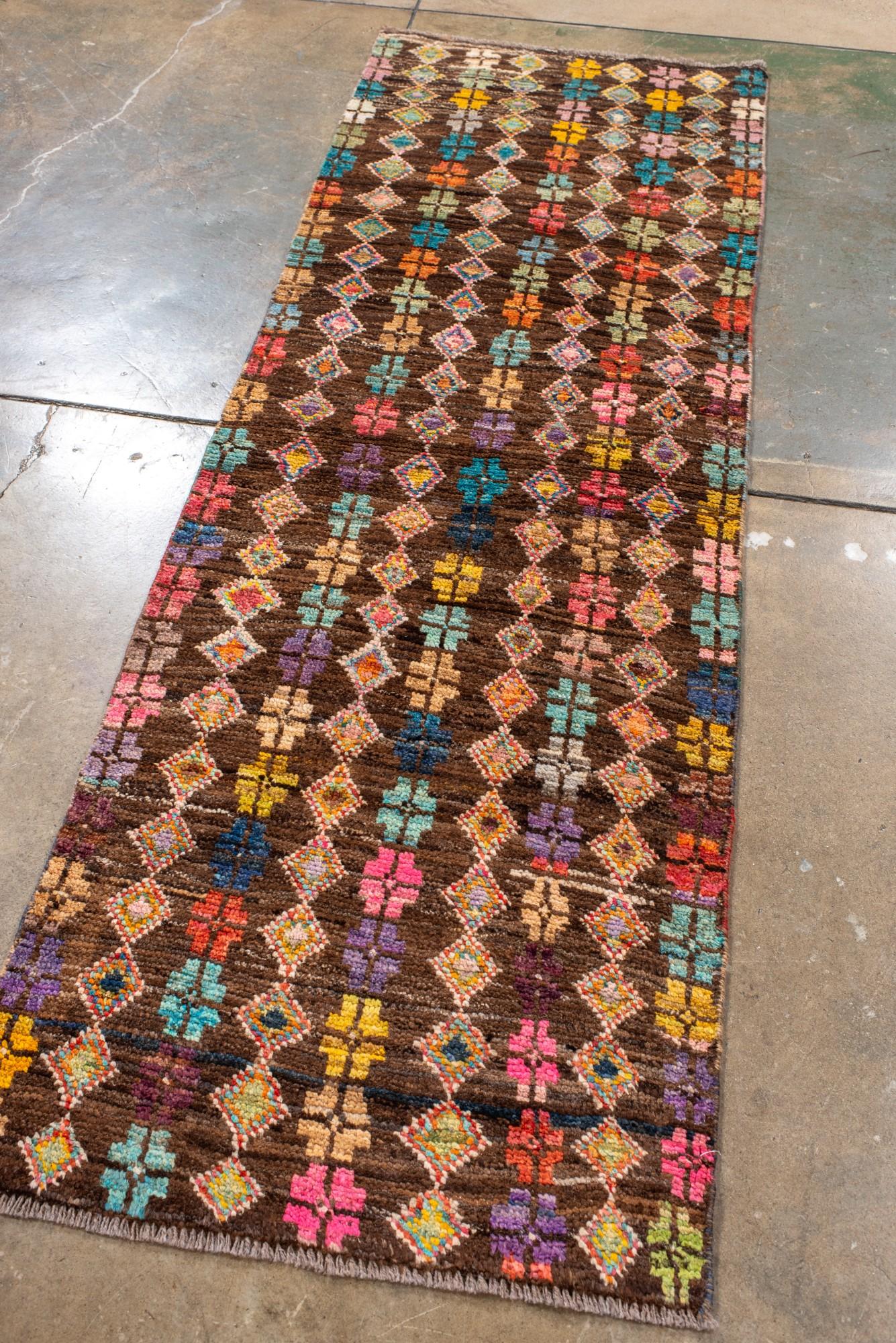 Nueva alfombra turca Tulu con motivo de cruces de colores sobre fondo espresso Turco en venta