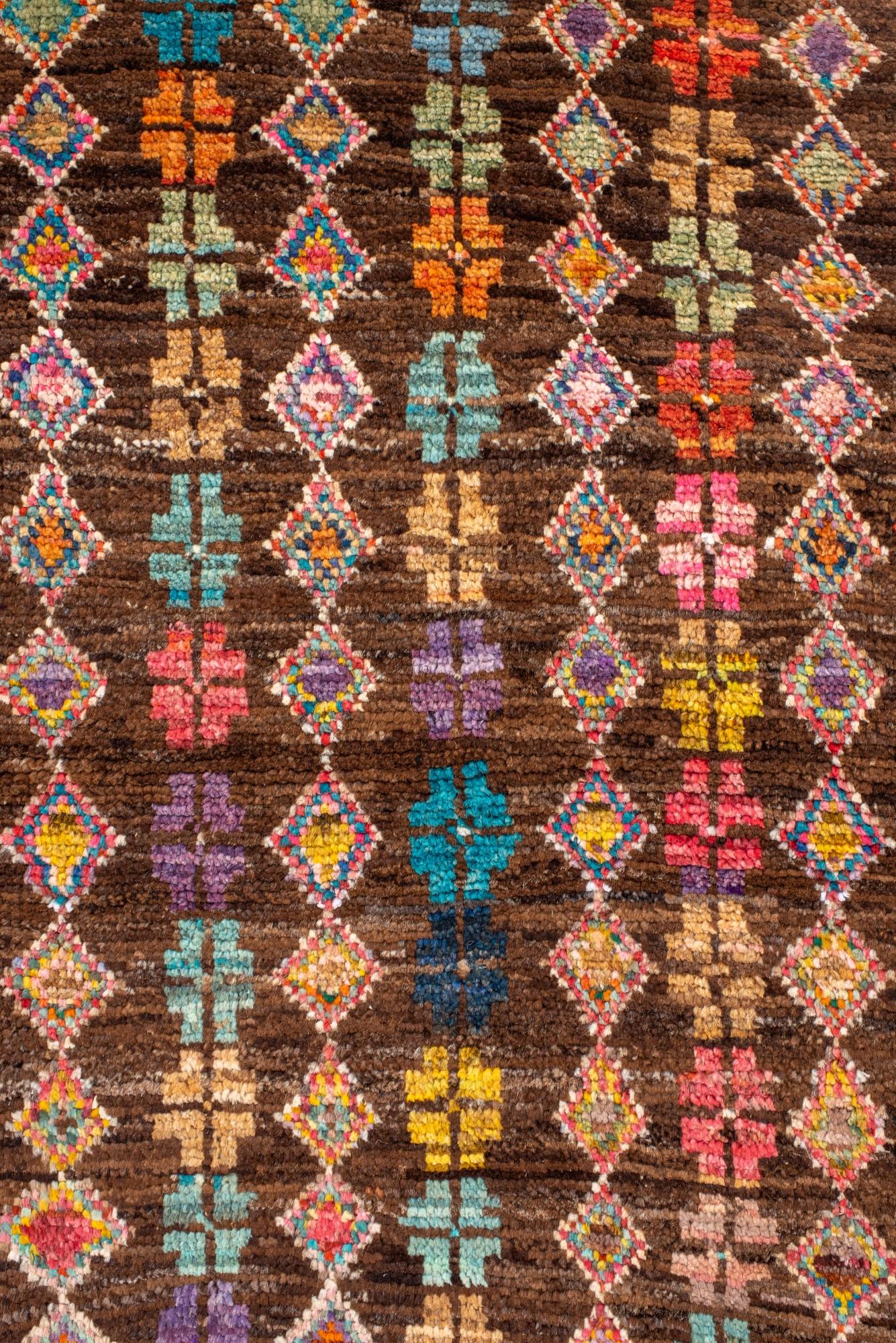 Nueva alfombra turca Tulu con motivo de cruces de colores sobre fondo espresso Anudado a mano en venta