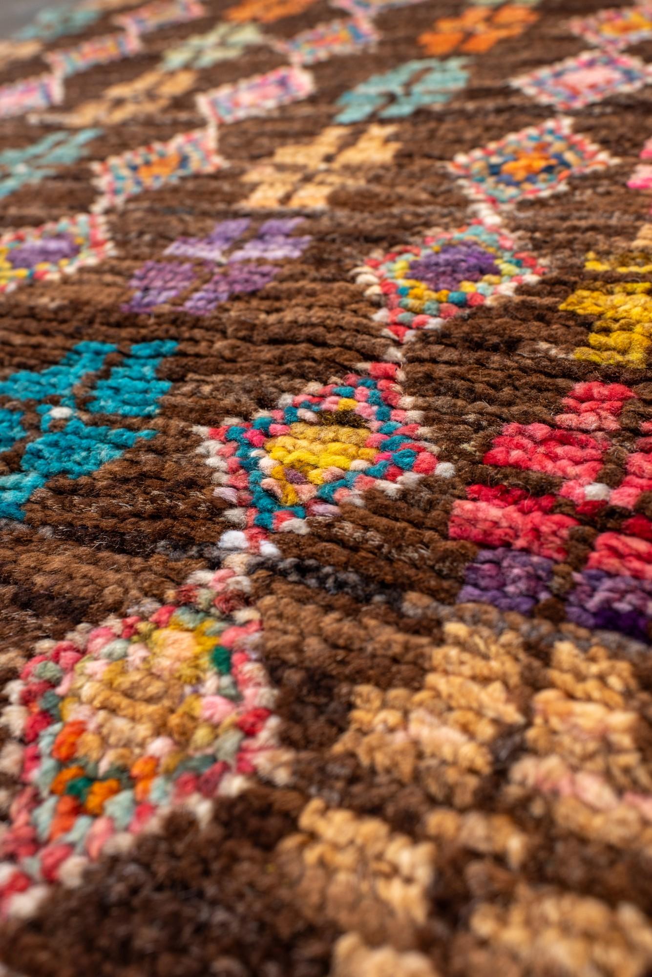 Nueva alfombra turca Tulu con motivo de cruces de colores sobre fondo espresso en Nuevo estado para la venta en New York, NY