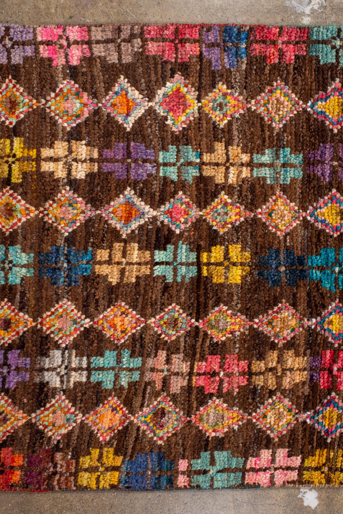 Nueva alfombra turca Tulu con motivo de cruces de colores sobre fondo espresso Siglo XXI y contemporáneo en venta