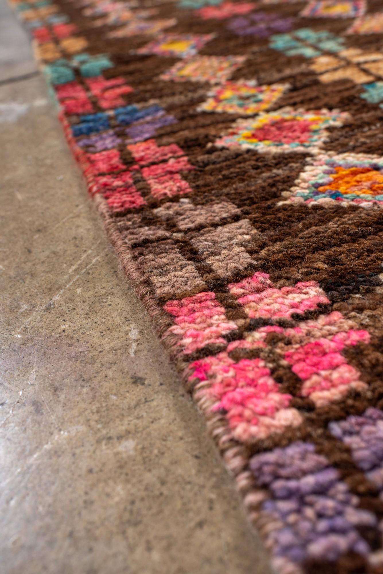 Nueva alfombra turca Tulu con motivo de cruces de colores sobre fondo espresso Lana en venta