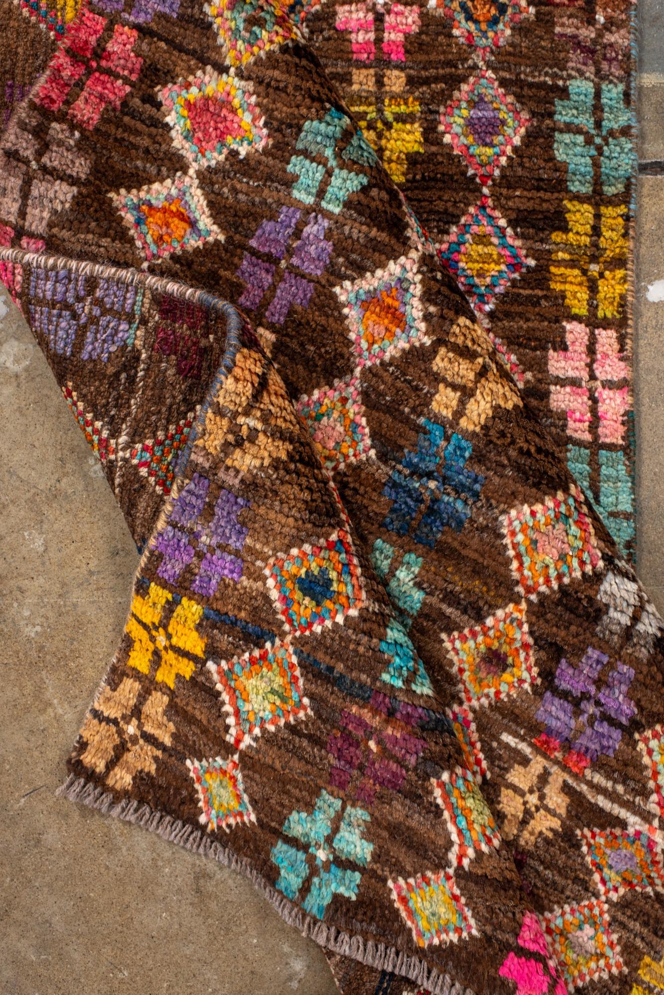 Nueva alfombra turca Tulu con motivo de cruces de colores sobre fondo espresso en venta 1