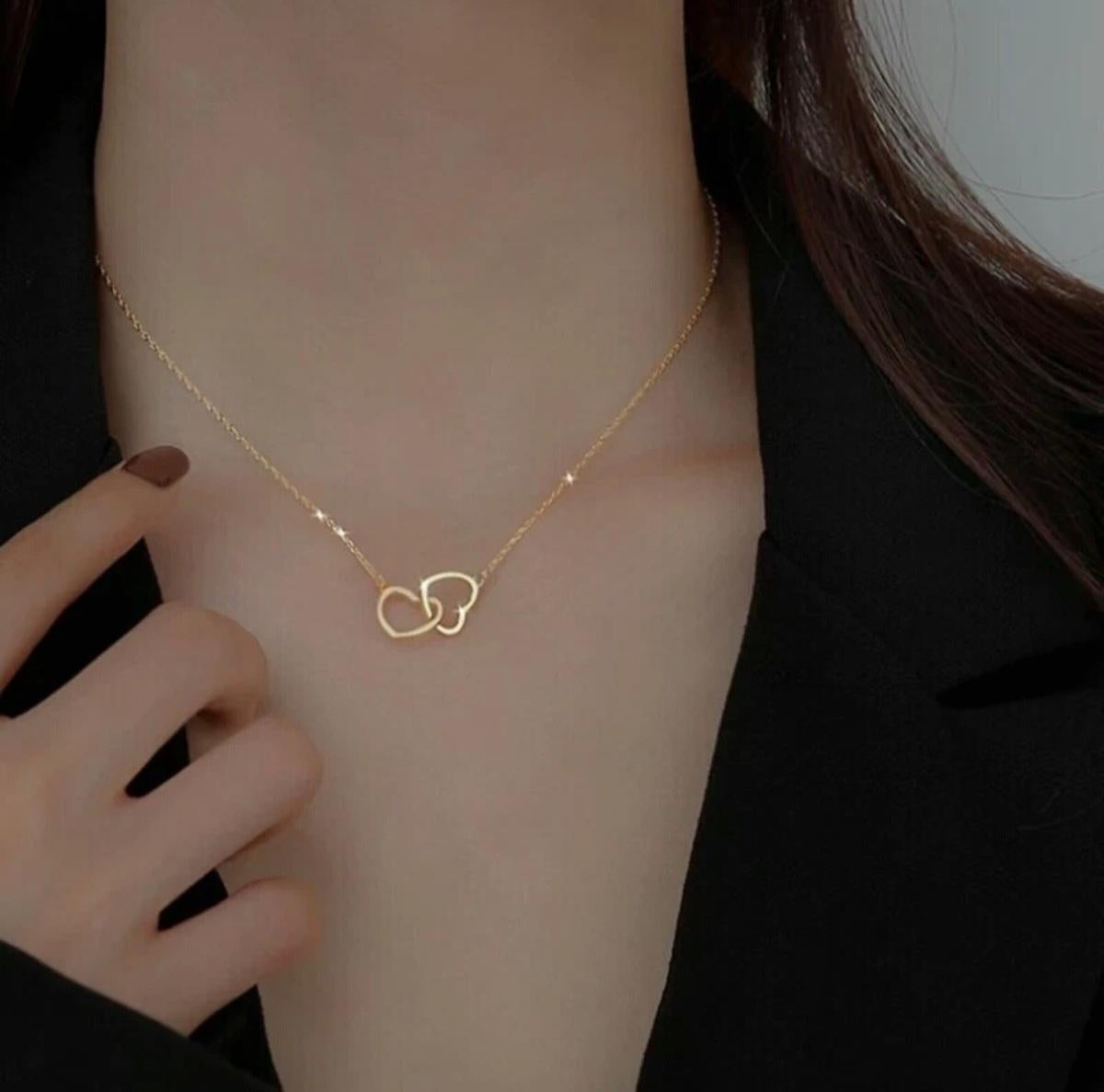 New Two Heart Shaped Necklace Collana femminile dalla forma squisita Choker Moda Gioielli Regalo

Forma del ciondolo
Asimmetrico
Peso totale dei carati
0,24 ctw e meno
Stile
Catena, charm, girocollo, medaglione, ciondolo
Metallo di