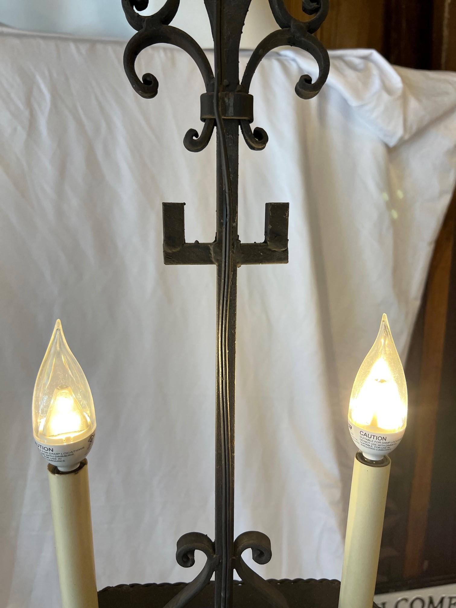 Lampe à suspension à deux lumières en fer forgé à la main de fabrication américaine, 3 lampes disponibles en vente 3