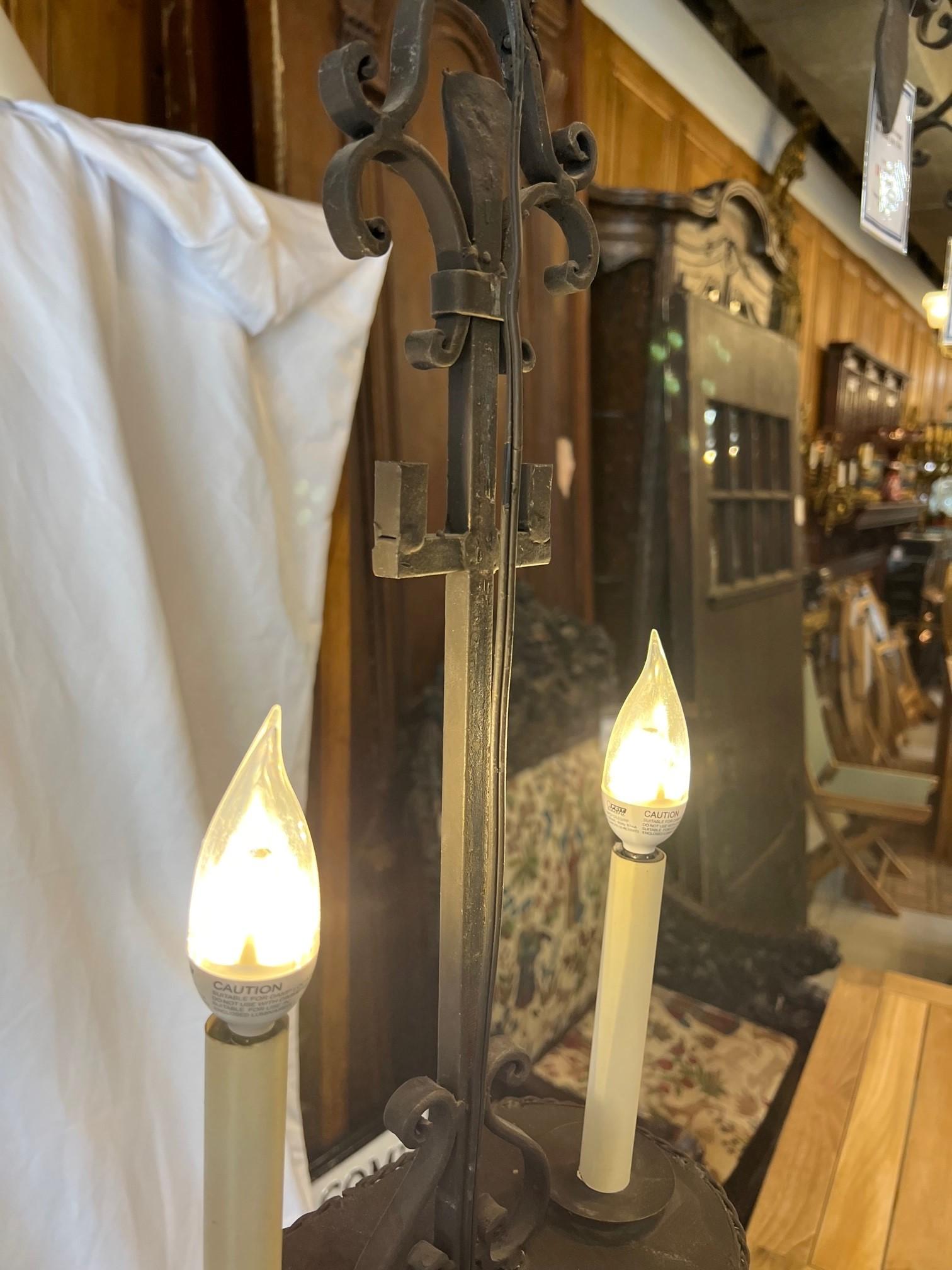 Lampe à suspension à deux lumières en fer forgé à la main de fabrication américaine, 3 lampes disponibles en vente 4